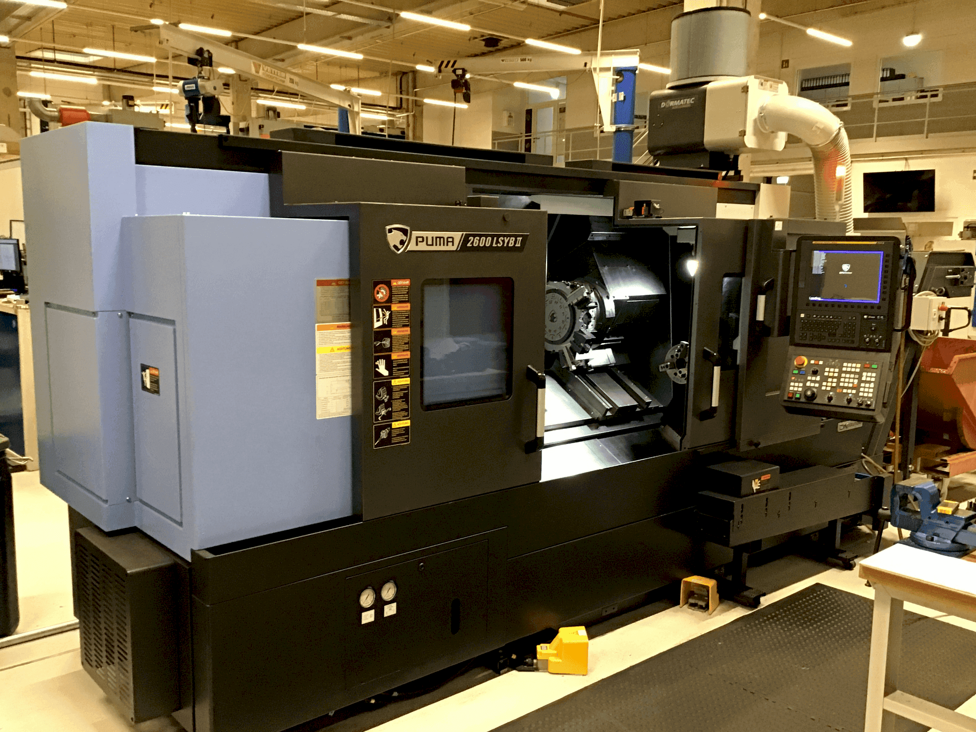 DN SOLUTIONS Puma 2600 LSYB II Mašinos vaizdas iš priekio