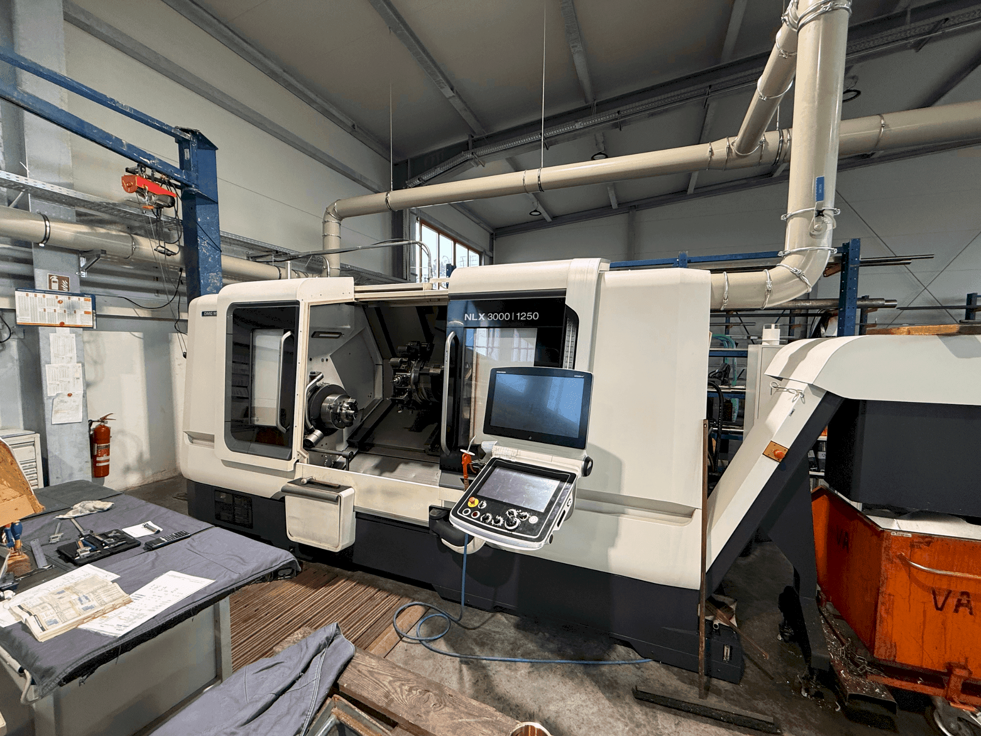 DMG MORI NLX 3000 Y / 1250 Mašinos vaizdas iš priekio
