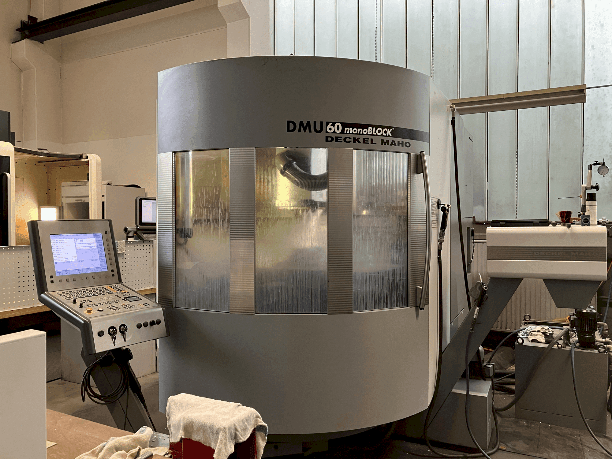 DMG DMU 60 monoBlock Mašinos vaizdas iš priekio