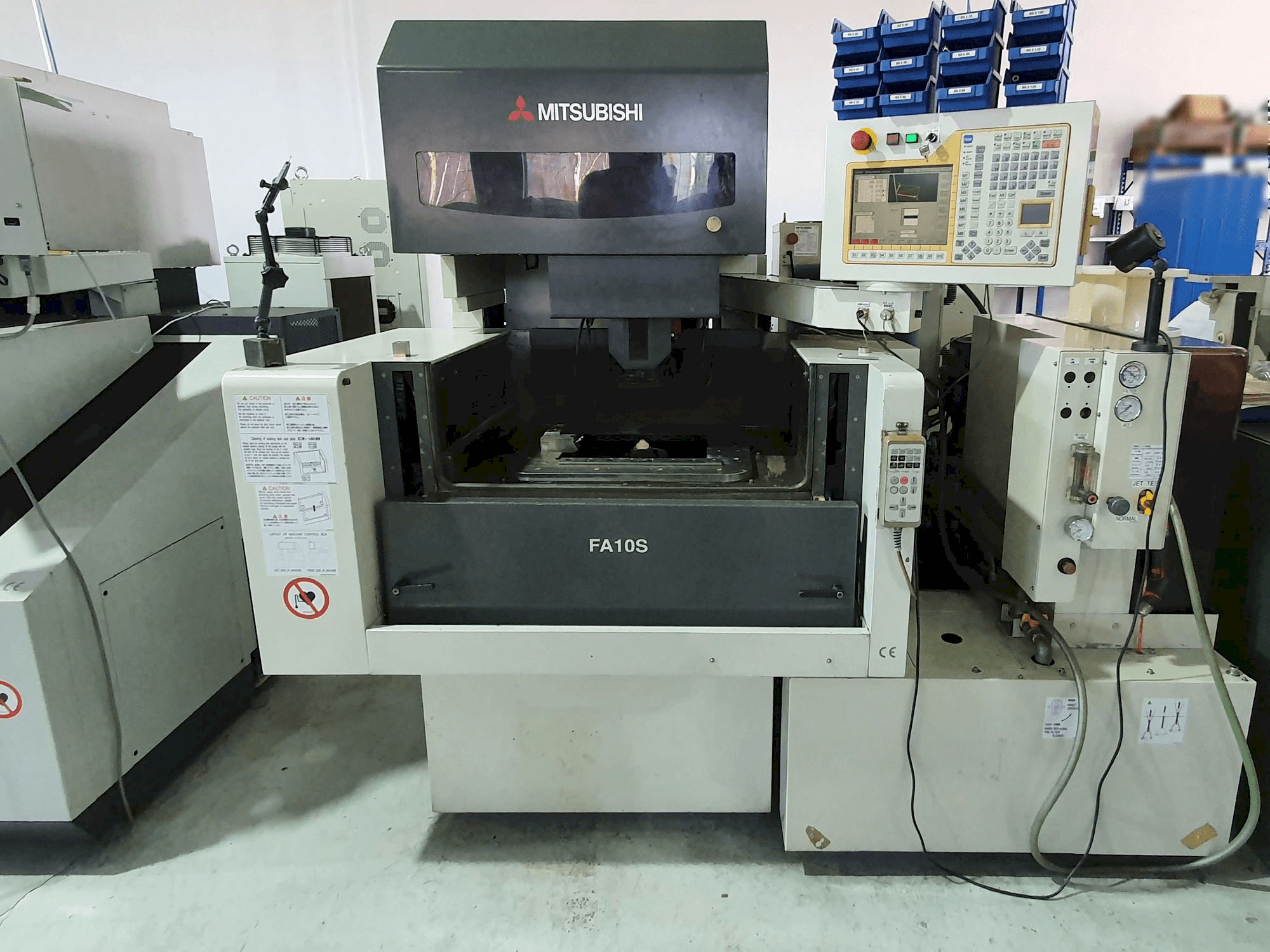 Mitsubishi FA10SM Mašinos vaizdas iš priekio