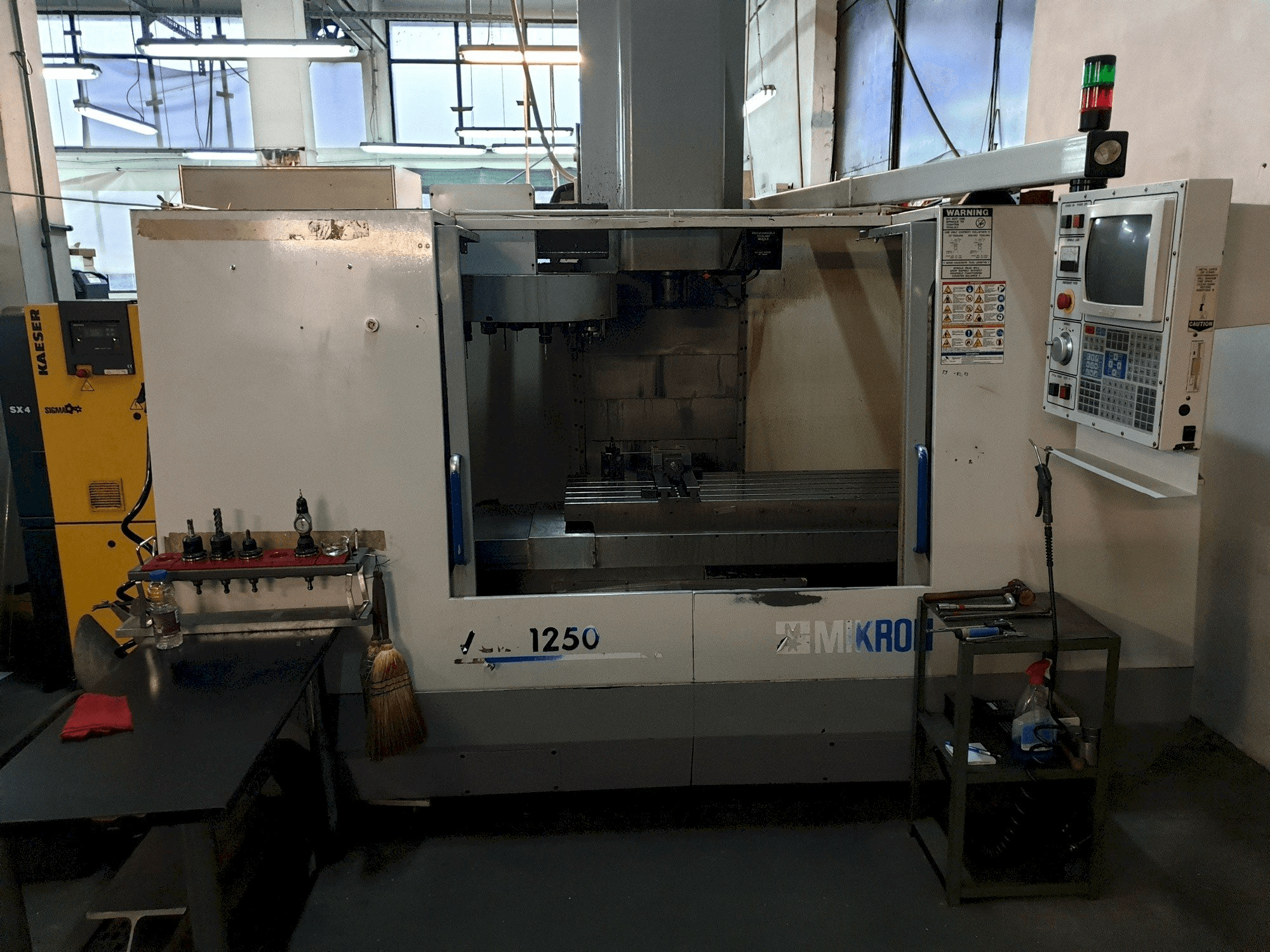 MIKRON-HAAS VCE 1250 Mašinos vaizdas iš priekio