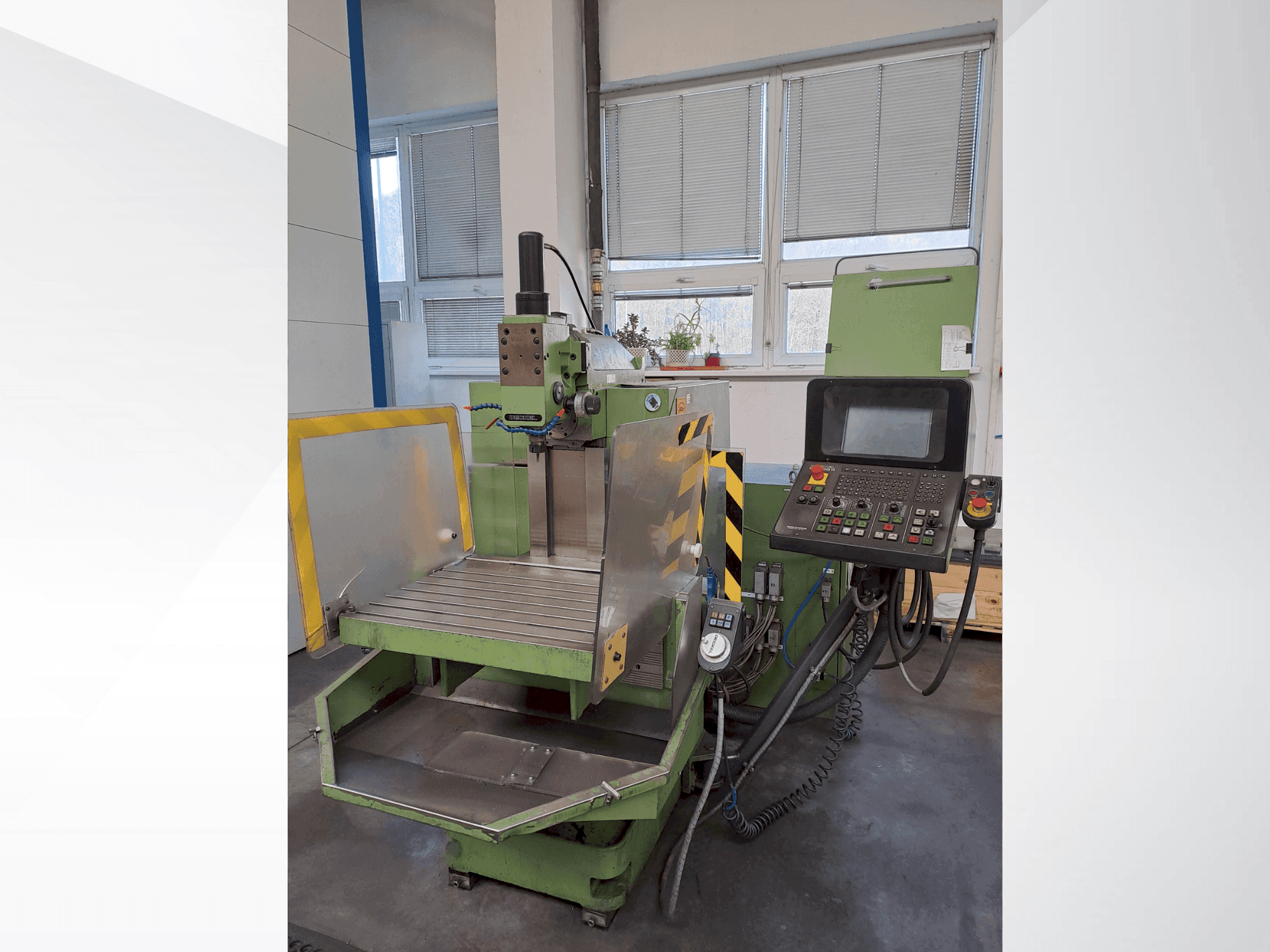 DECKEL FP 3A (1999) Mašinos vaizdas iš priekio