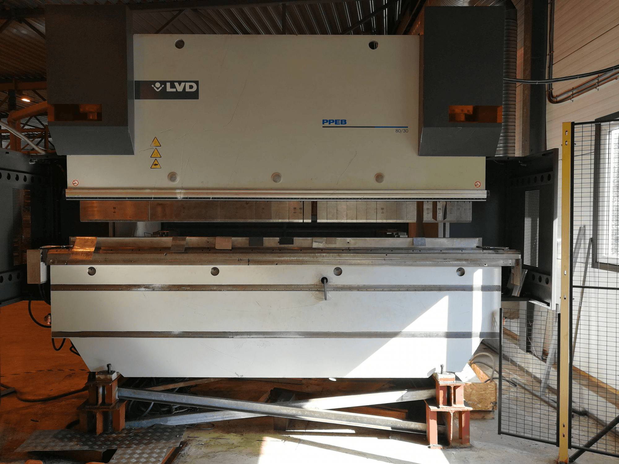 LVD PPEB-8 80/3050 Mašinos vaizdas iš priekio