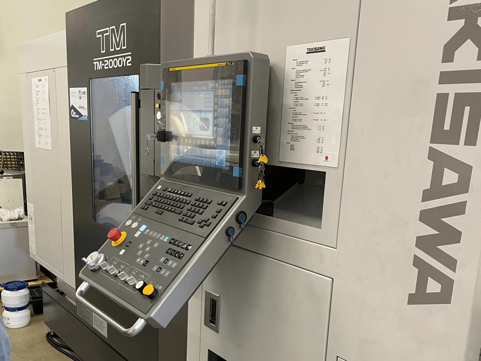 Horizontalių tekinimo staklių "Takisawa TM-2000Y2" valdymo skydelis iš priekio su skaitmeniniu ekranu ir valdymo mygtukais.