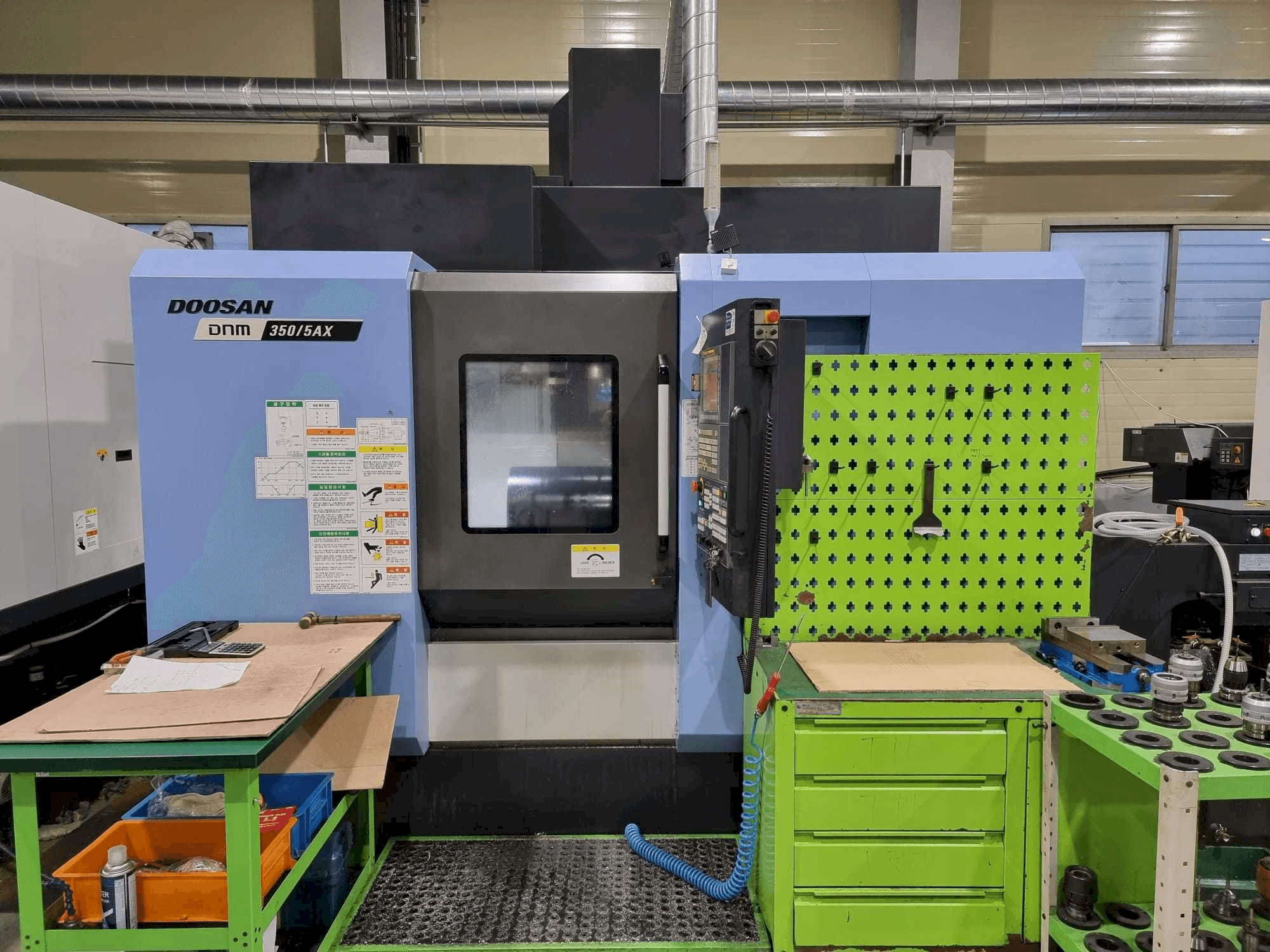 Doosan DNM350/5AX Mašinos vaizdas iš priekio