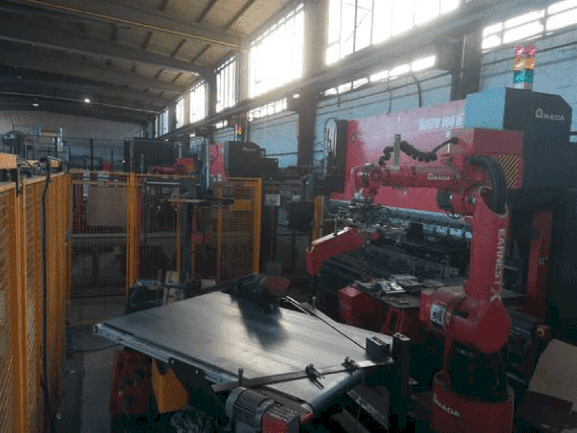 AMADA Astro 100 NT Mašinos vaizdas iš priekio