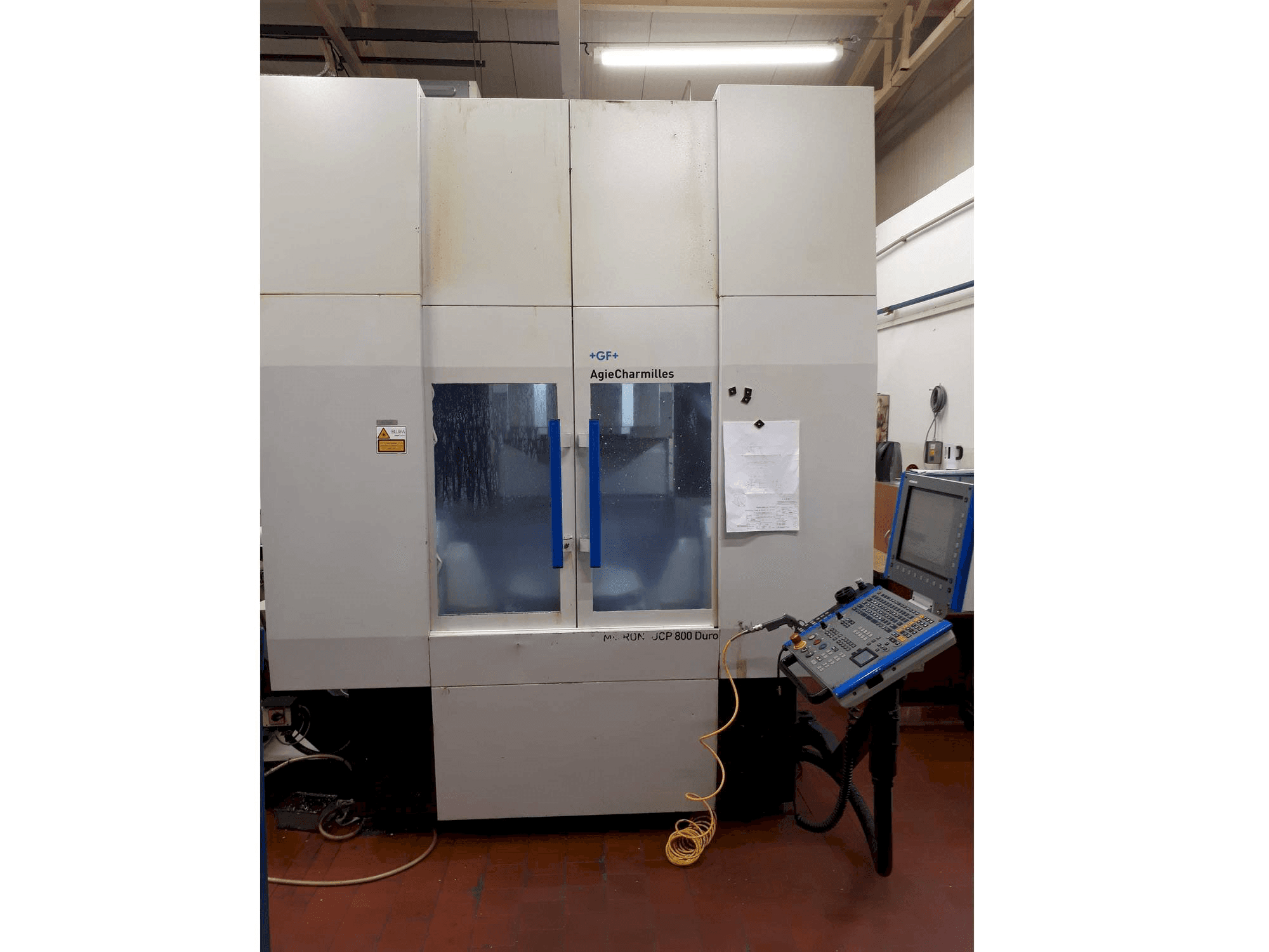 GF Mikron UCP 800 Duro Mašinos vaizdas iš priekio