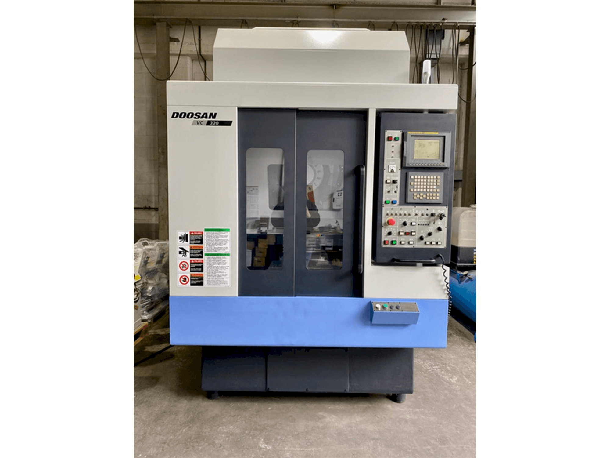 Doosan VC 320 Mašinos vaizdas iš priekio