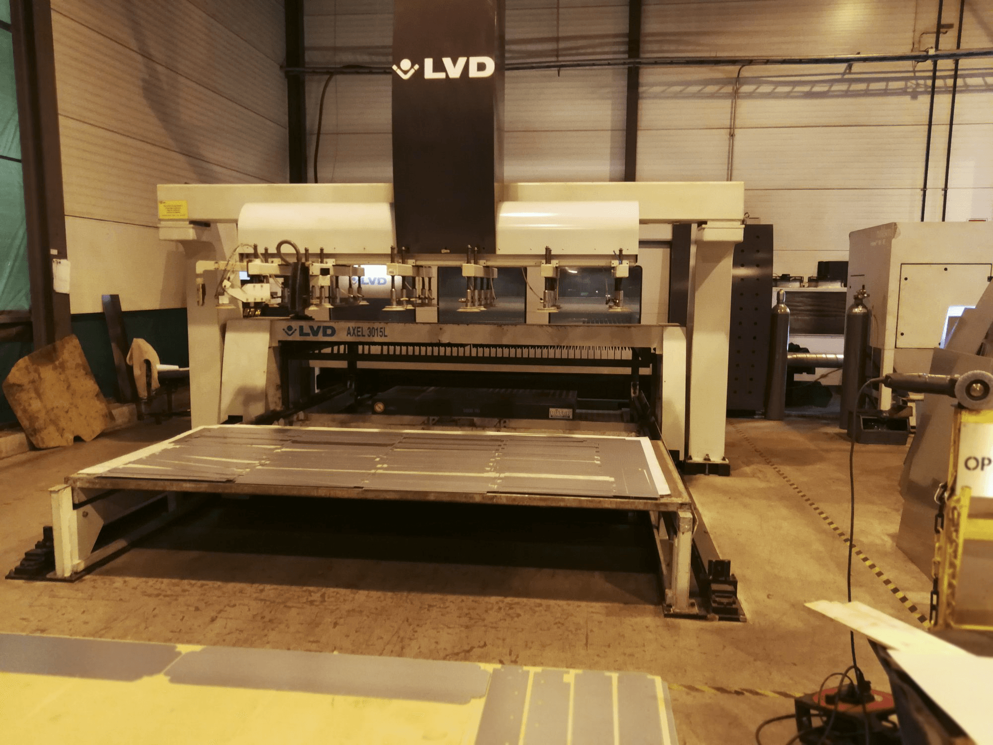 LVD AXEL 3015 L Mašinos vaizdas iš priekio