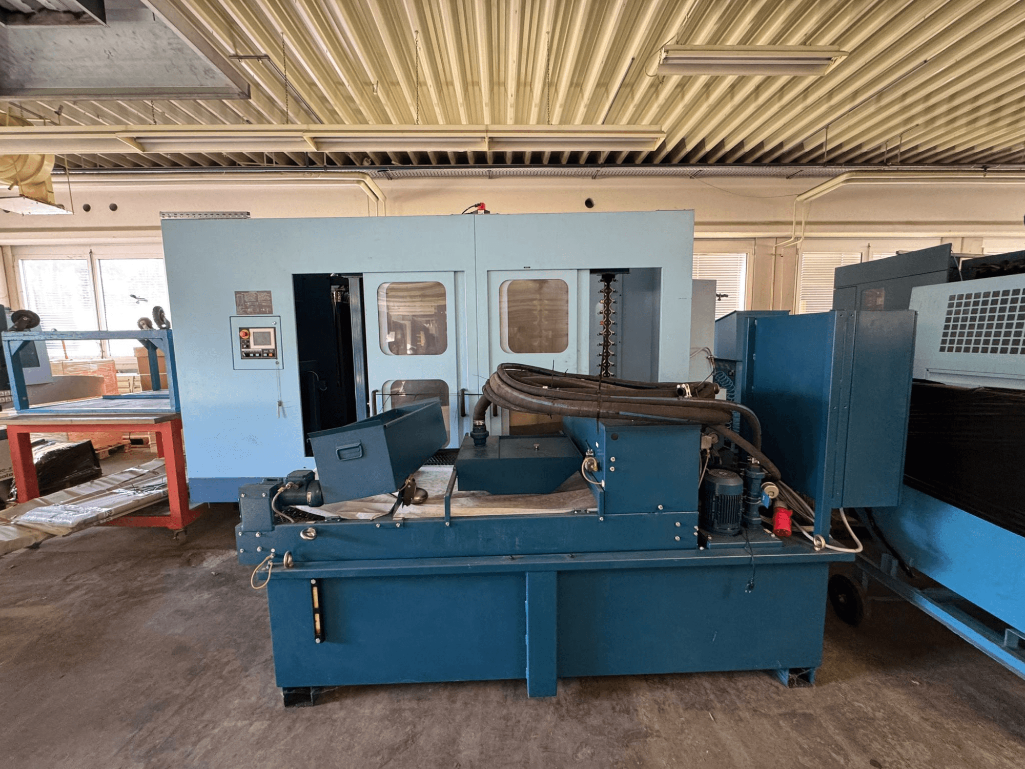 Matsuura H. „Plus 405“ horizontalus apdirbimo centras mėlynos spalvos, vaizdas iš priekio, kuriame matomas valdymo pultas ir staklių komponentai.