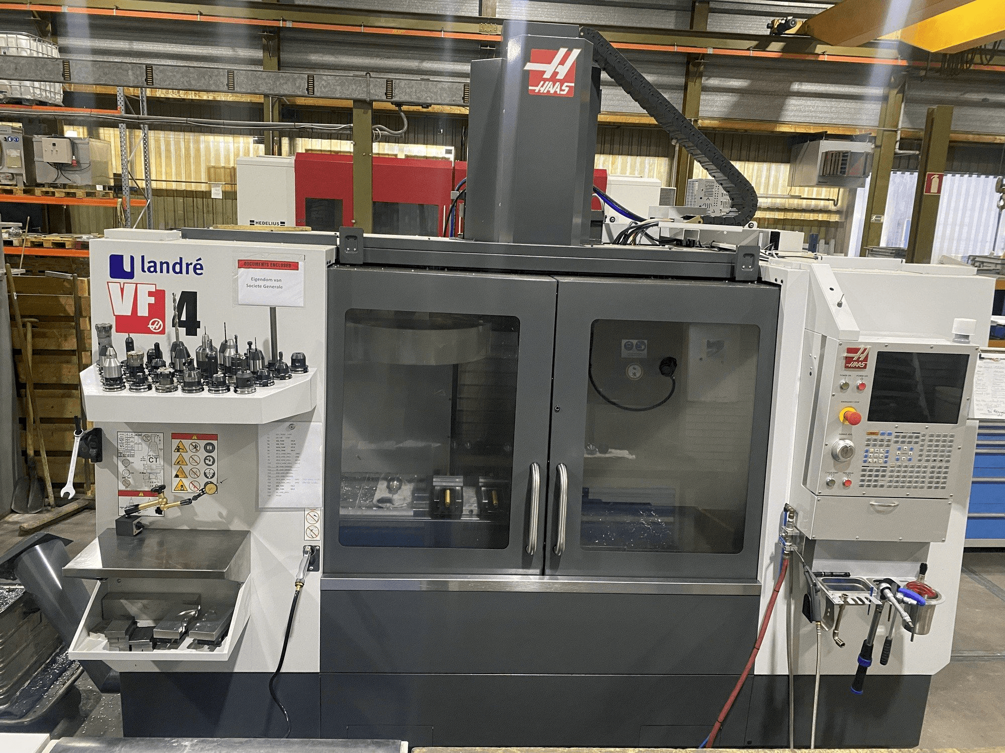 HAAS VF-4 Mašinos vaizdas iš priekio