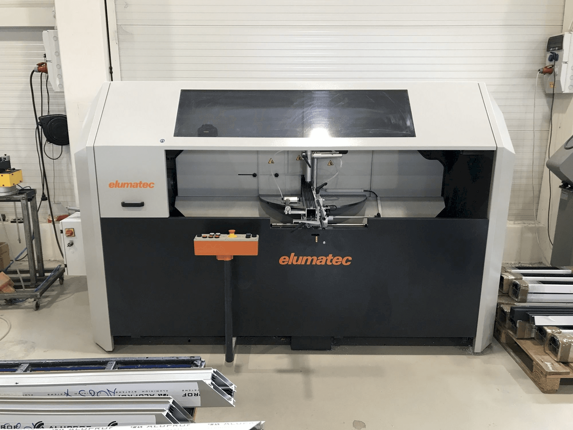 Elumatec AKS 134/64 Mašinos vaizdas iš priekio