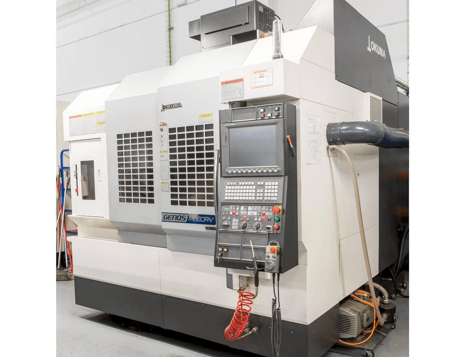 Okuma Genos M560R-V Mašinos vaizdas iš priekio