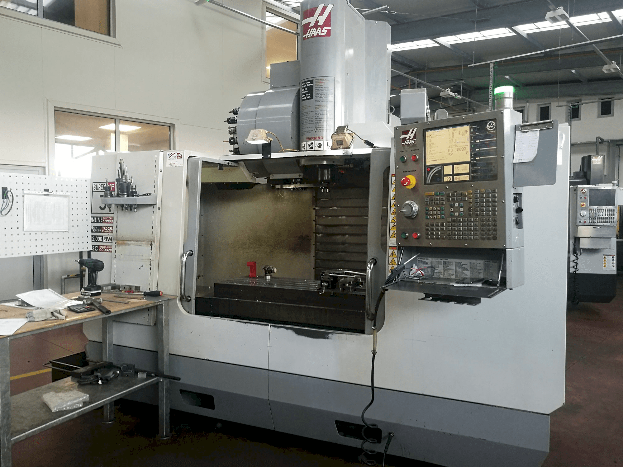 HAAS VF-3SSHE Mašinos vaizdas iš priekio