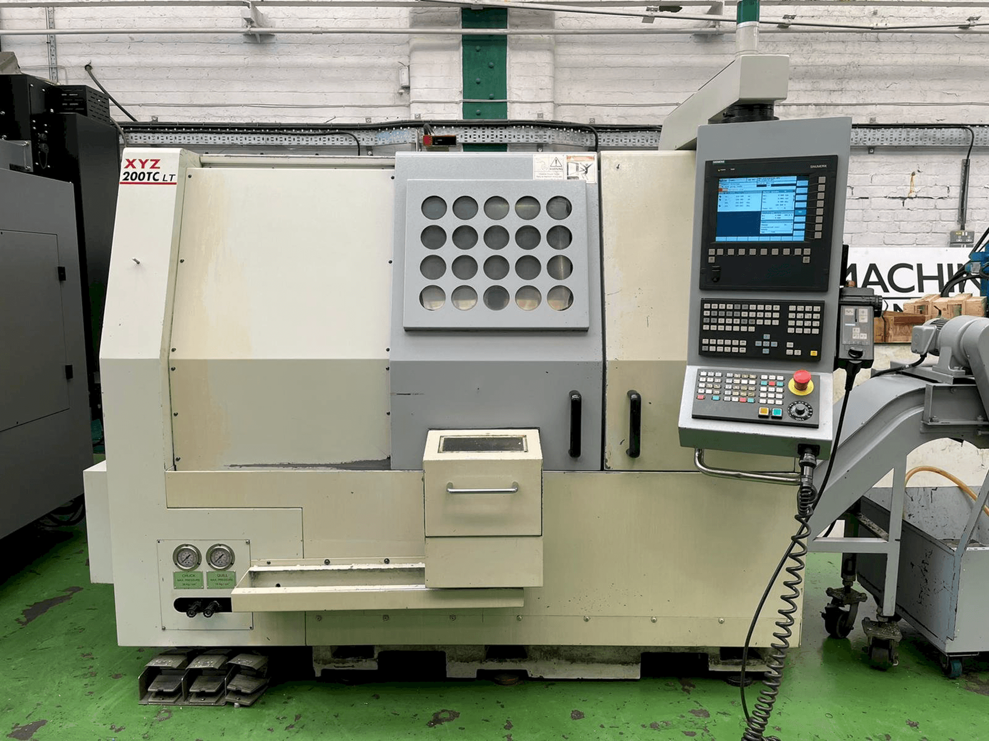 XYZ 200TC LT Mašinos vaizdas iš priekio