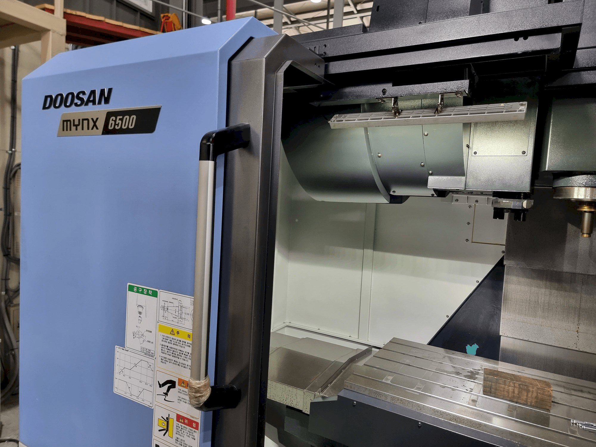DOOSAN MYNX 6500 Mašinos vaizdas iš priekio