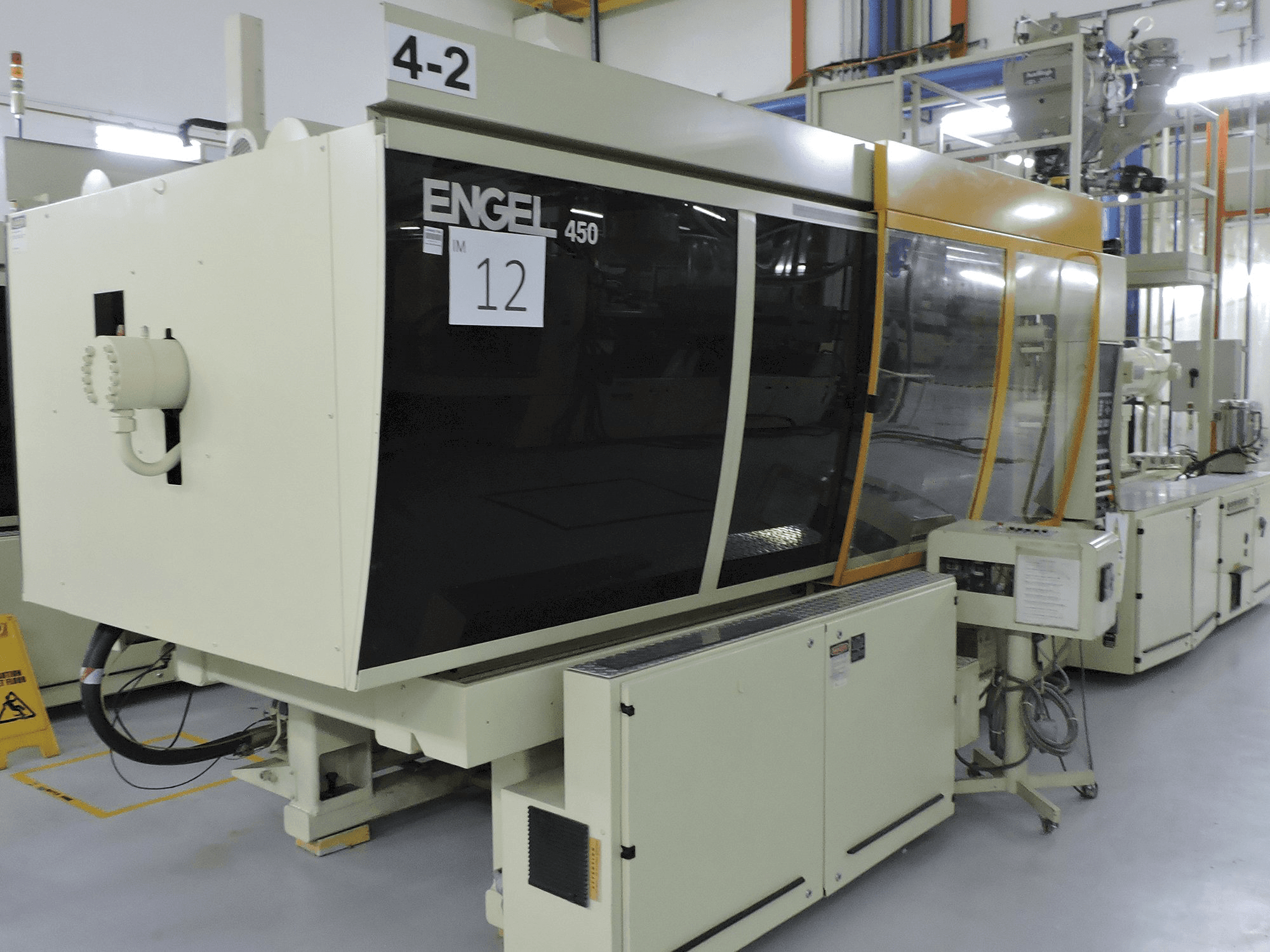 ENGEL Mašinos vaizdasES1300/450 BHP iš priekio