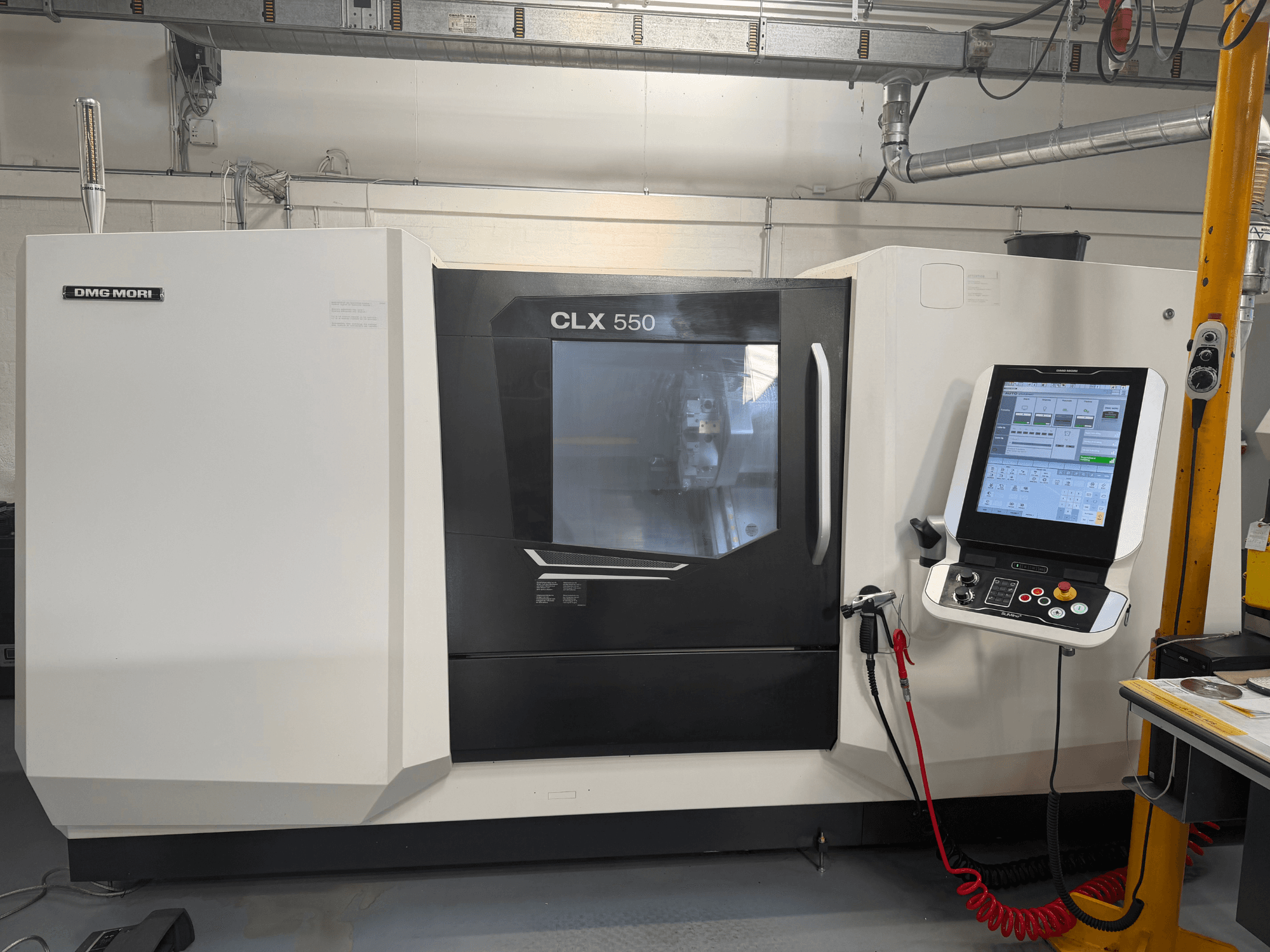 DMG MORI CLX 550 V4 horizontalus tekinimo staklės, vaizdas iš priekio su valdymo pultu ir ekranu, demonstruojantis pažangias apdirbimo funkcijas.