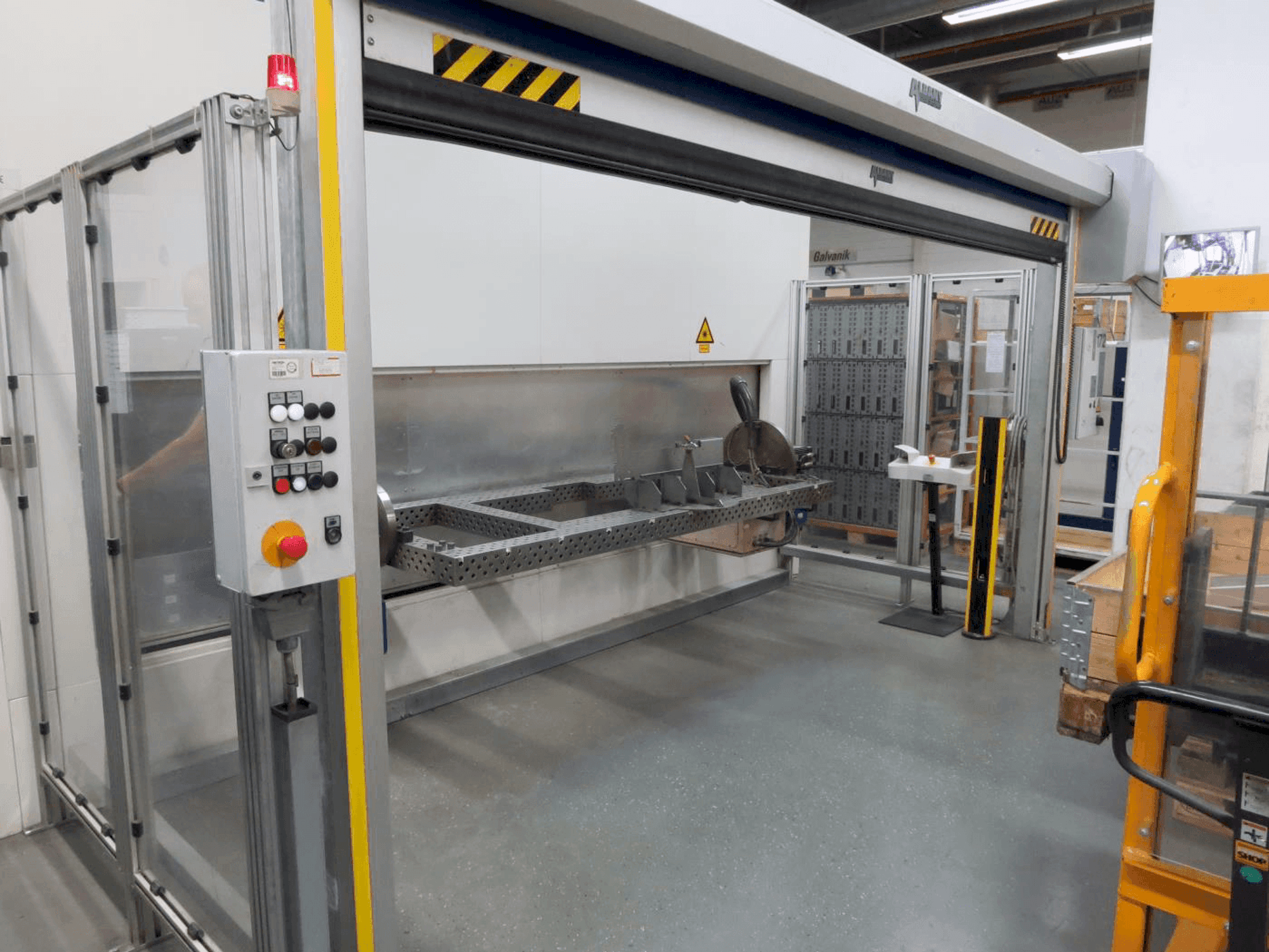 TRUMPF TruLaser Robot 5020 Mašinos vaizdas iš priekio