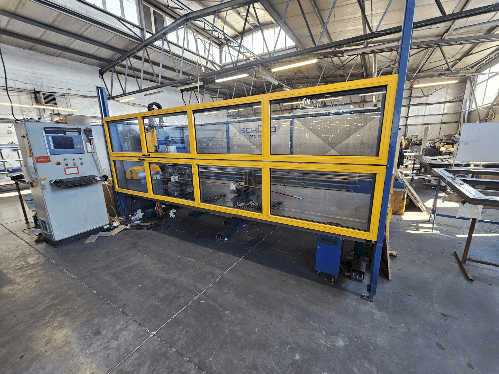 SCHÜCO PBA 3250 Mašinos vaizdas iš priekio