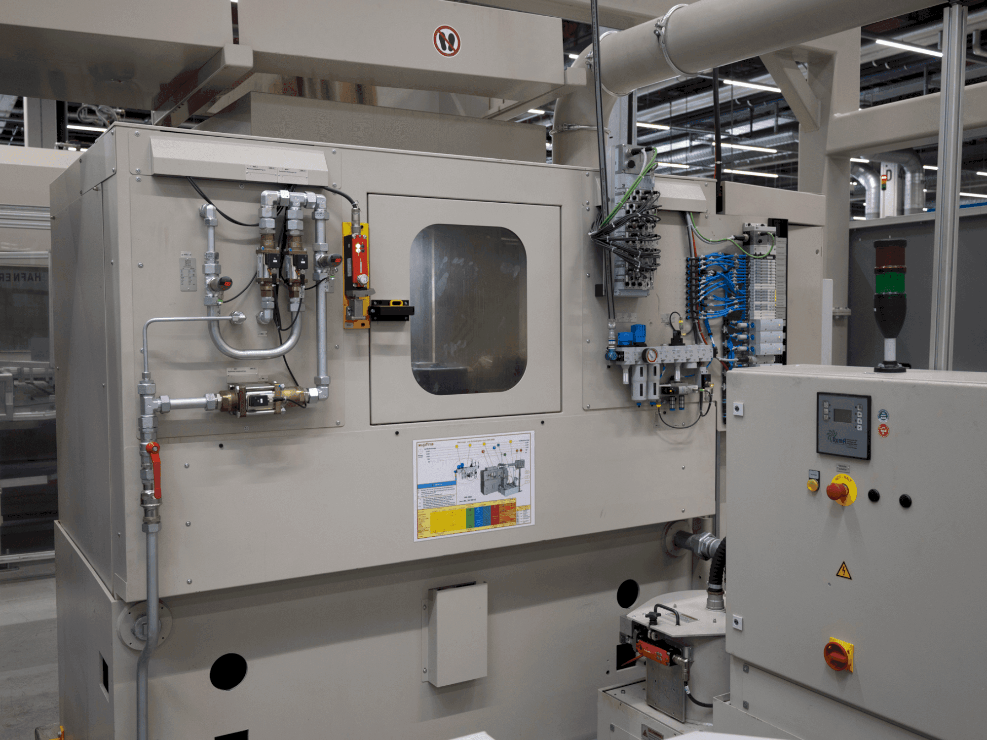 SUPFINA LCM 220/4-220/3 Mašinos vaizdas iš priekio