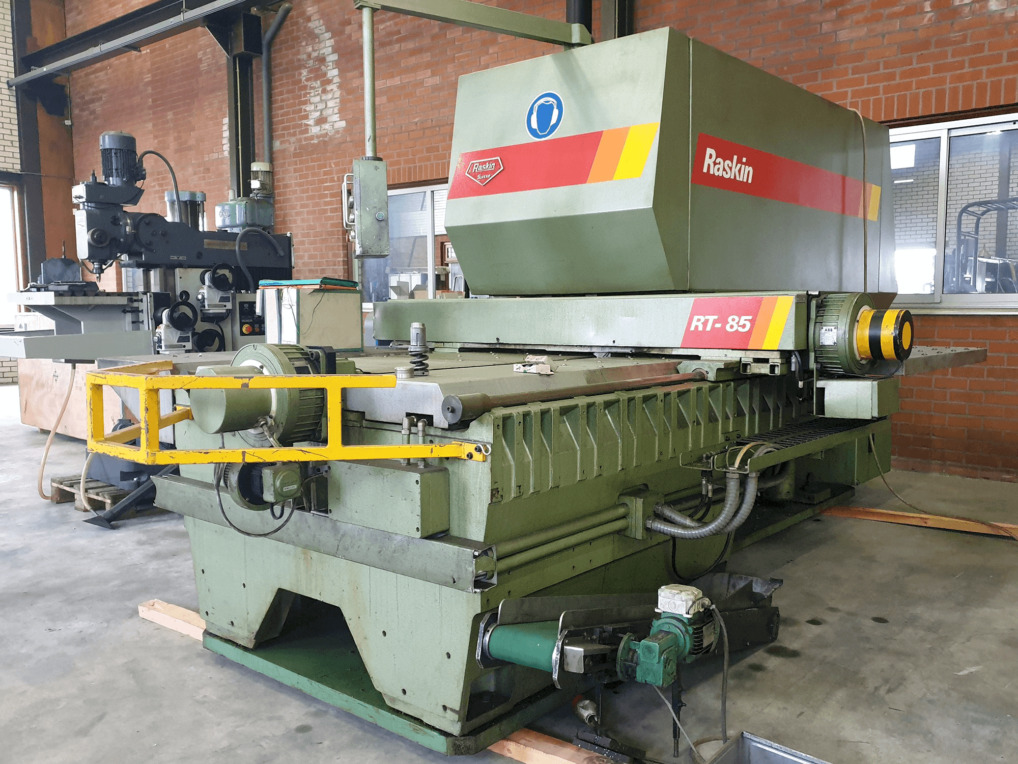 Raskin Mašinos dešinės pusės vaizdasRT-85