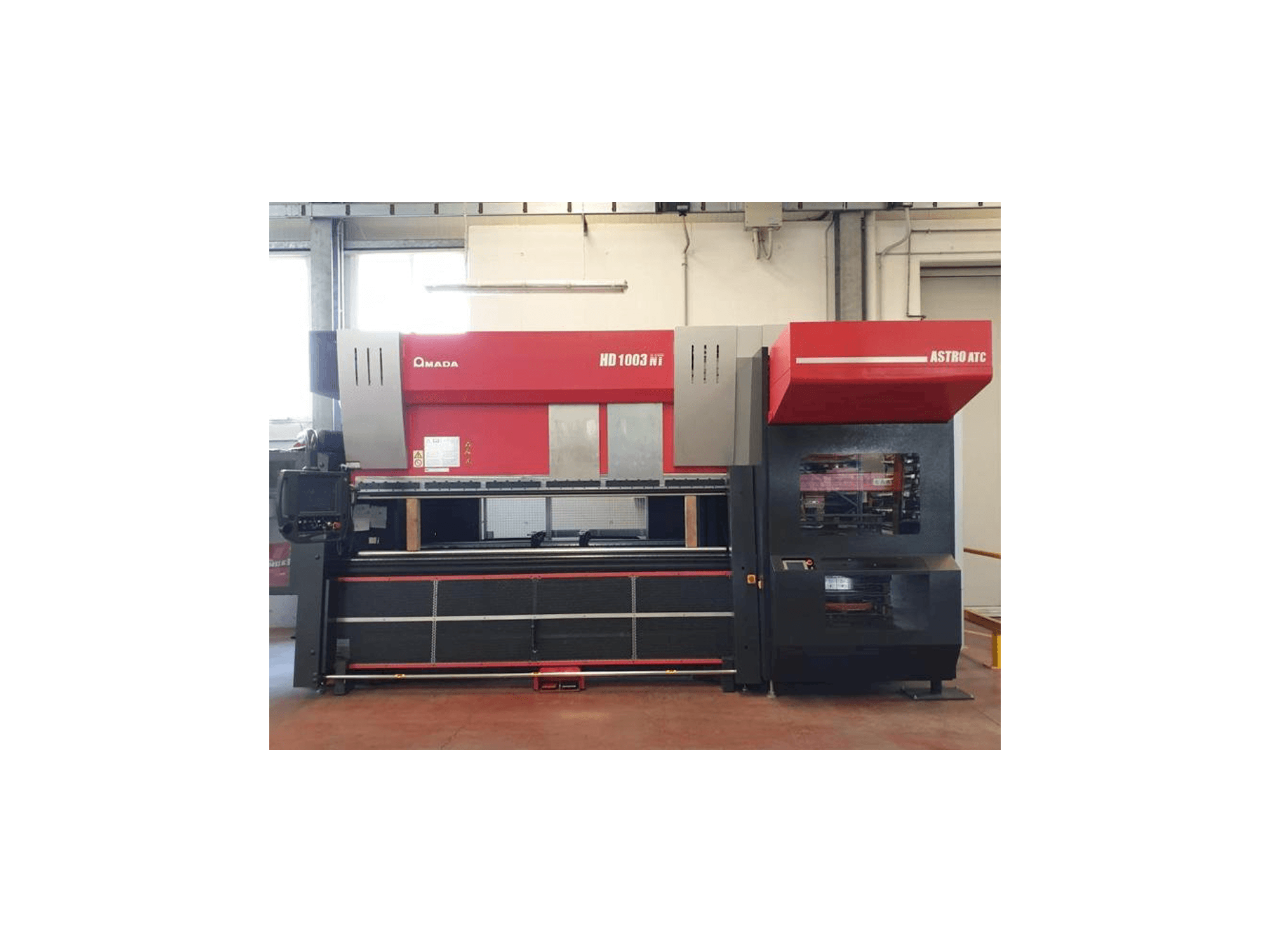 AMADA HD 1003 NT Mašinos vaizdas iš priekio