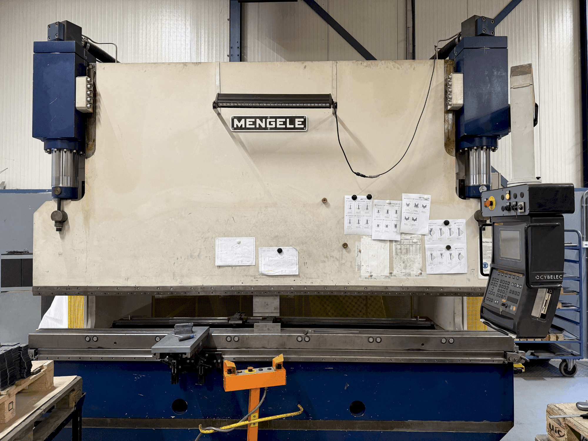 MENGELE HB175-30/35 Mašinos vaizdas iš priekio