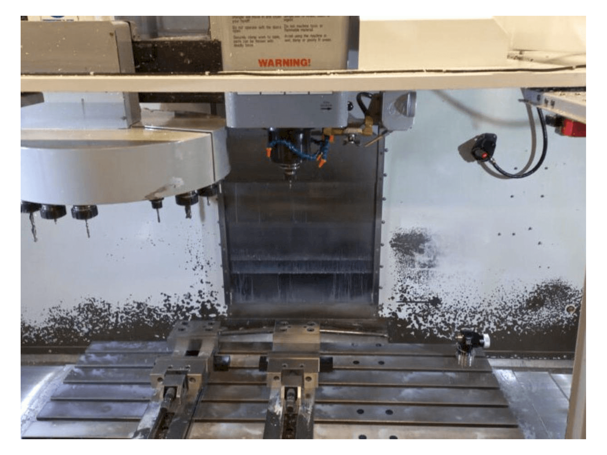 HAAS VF-4 DHE Mašinos vaizdas iš priekio