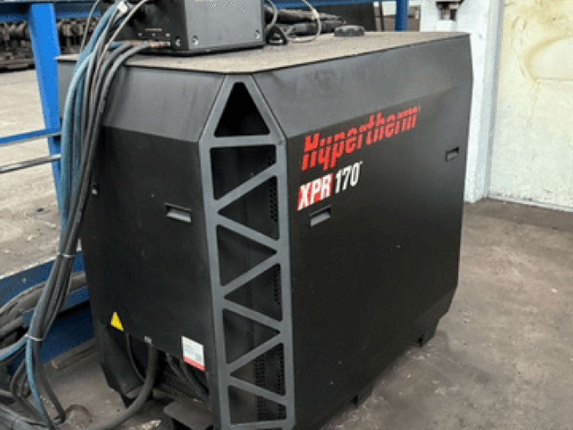 "Hypertherm XPR170" plazminis pjaustytuvas, žiūrint iš šono, su aušinimo angomis ir keliais valdymo laidais.