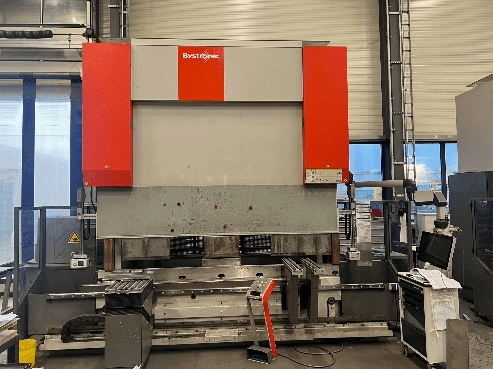 "Bystronic" lakštinio metalo lenkimo staklės iš priekio, pasižyminčios elegantišku dizainu, valdymo skydeliu ir saugos funkcijomis.