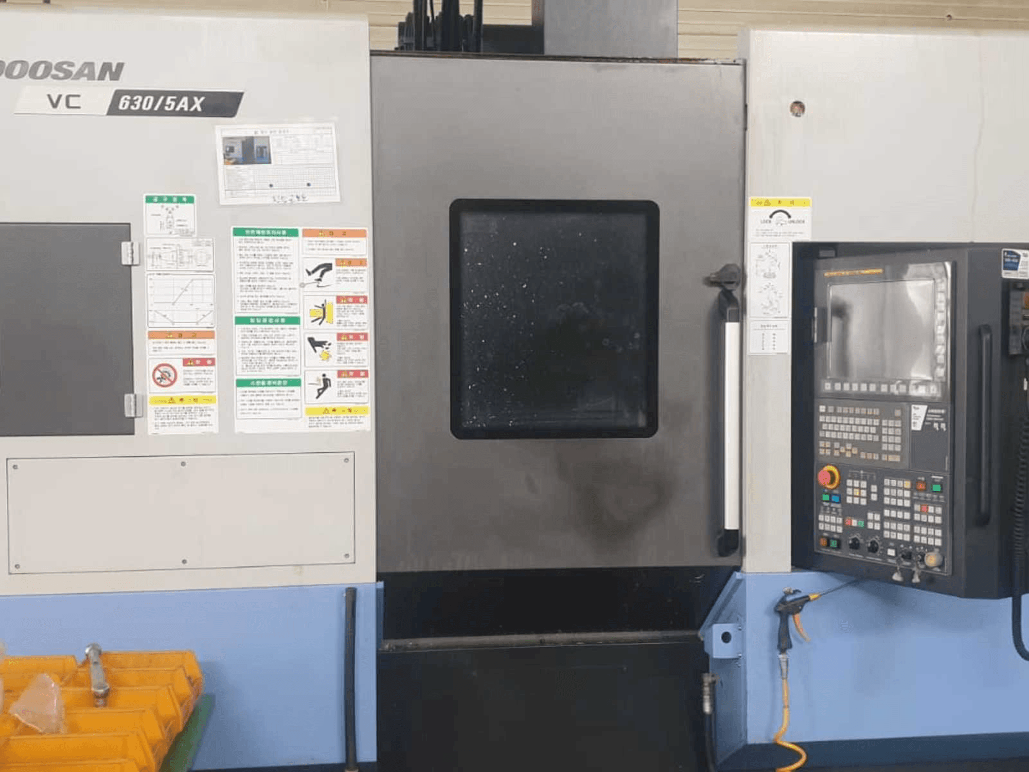 Doosan VC 630/5AX Mašinos vaizdas iš priekio