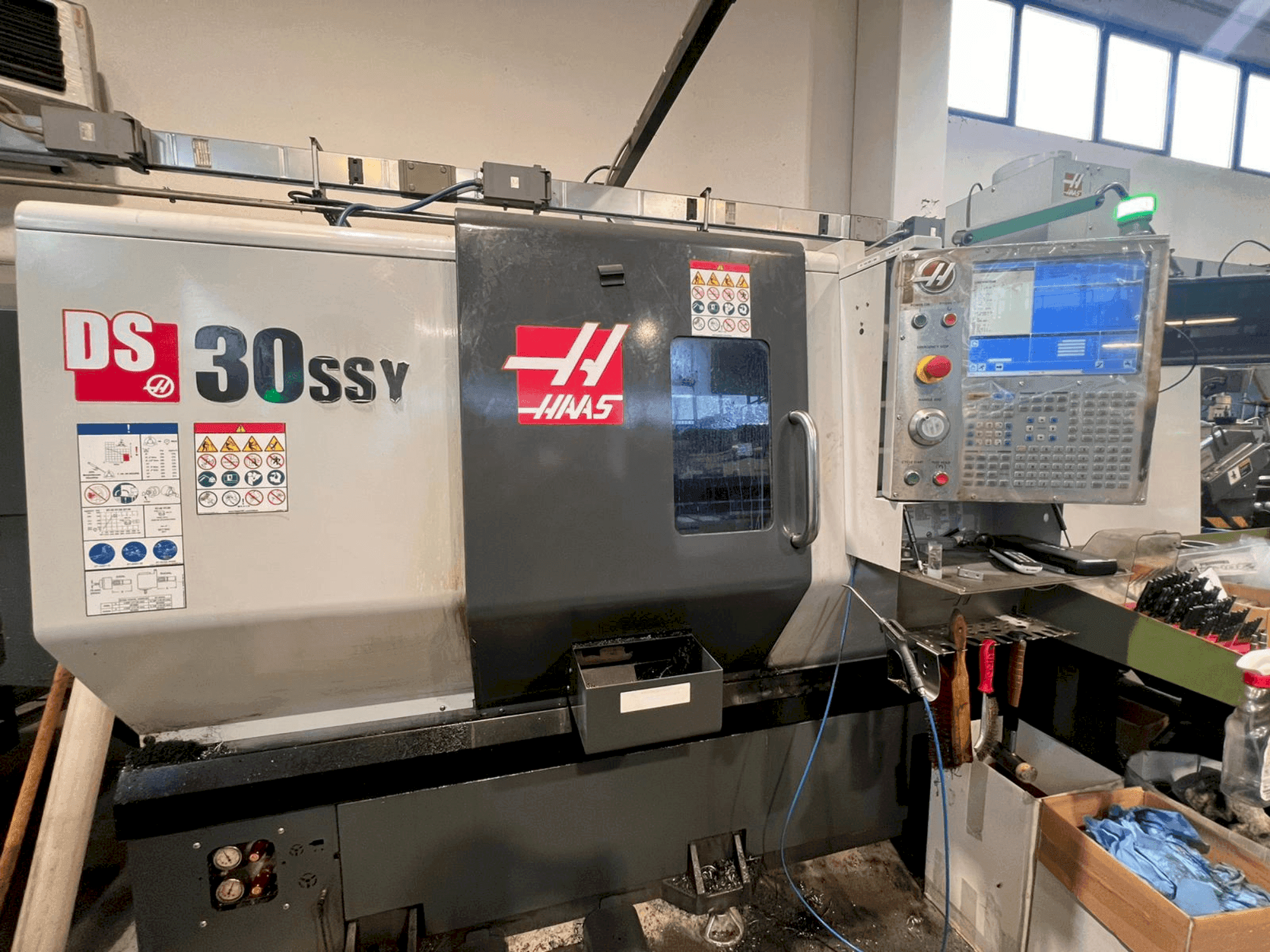 HAAS DS-30SSY Mašinos vaizdas iš priekio