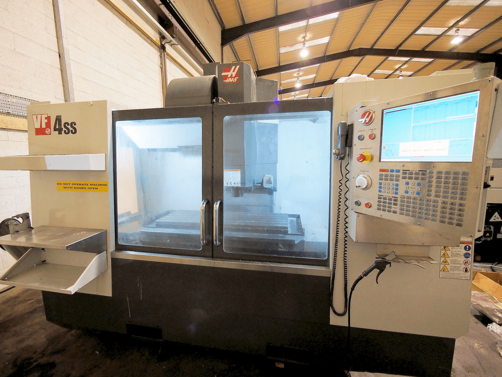 HAAS VF-4SS Mašinos vaizdas iš priekio