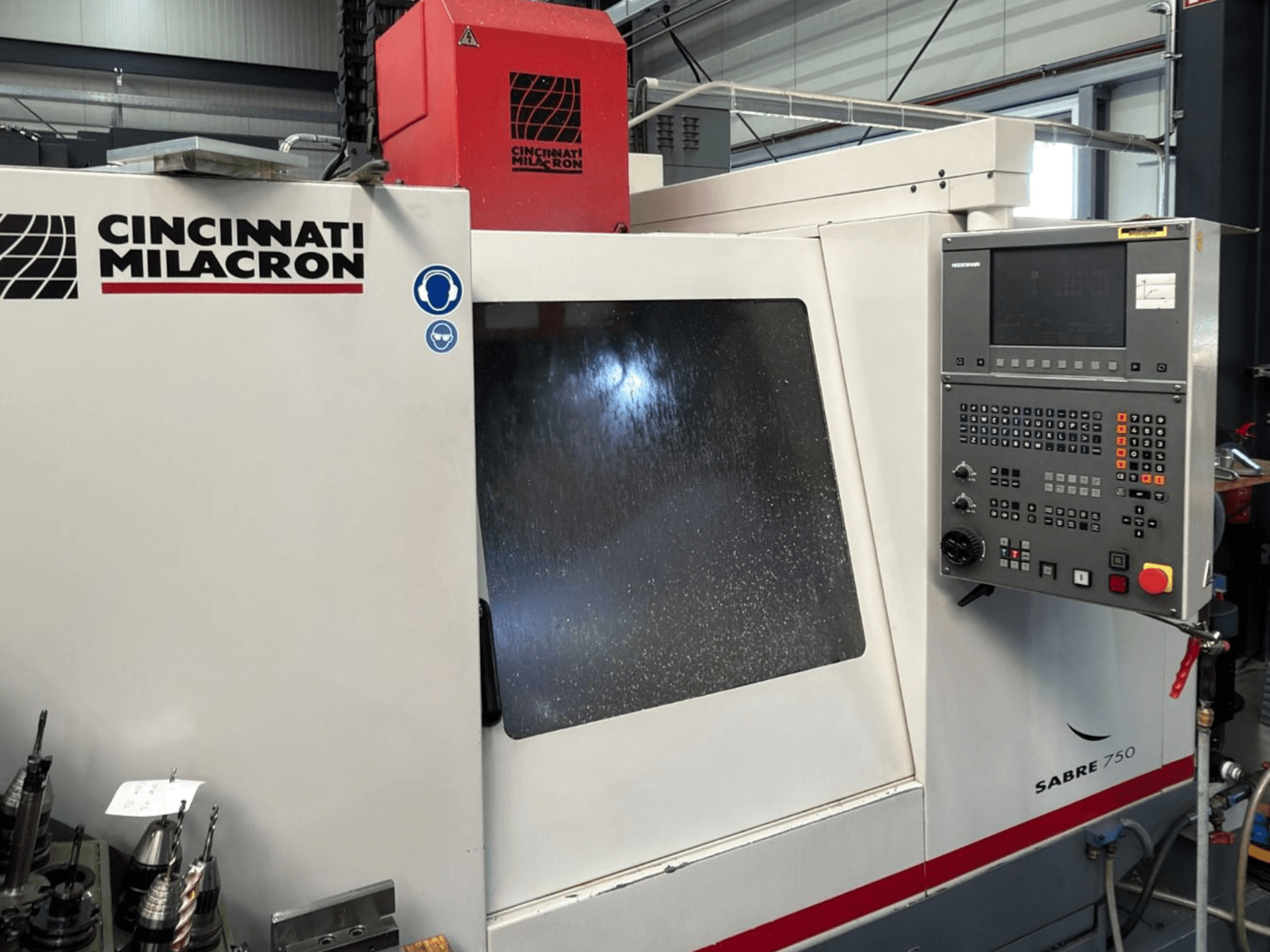 Vertikalusis apdirbimo centras „Cincinnati Milacron Sabre 750“, vaizdas iš priekio, su valdymo pultu ir iš dalies uždengtu stiklu.
