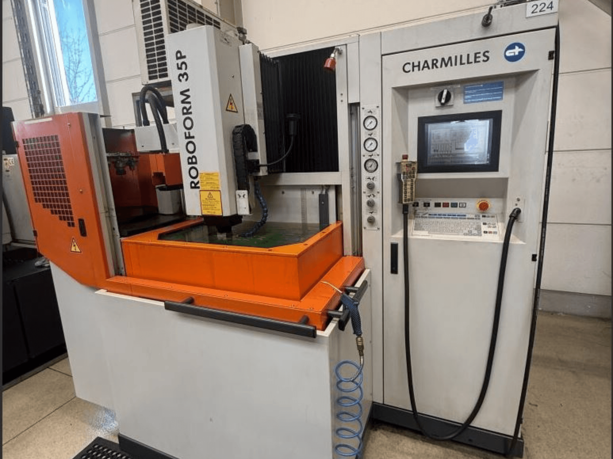 Charmilles ROBOFORM 35P štampavimo EDM staklės, vaizdas iš priekio, valdymo skydelis, portalas ir skysčio rezervuaras.