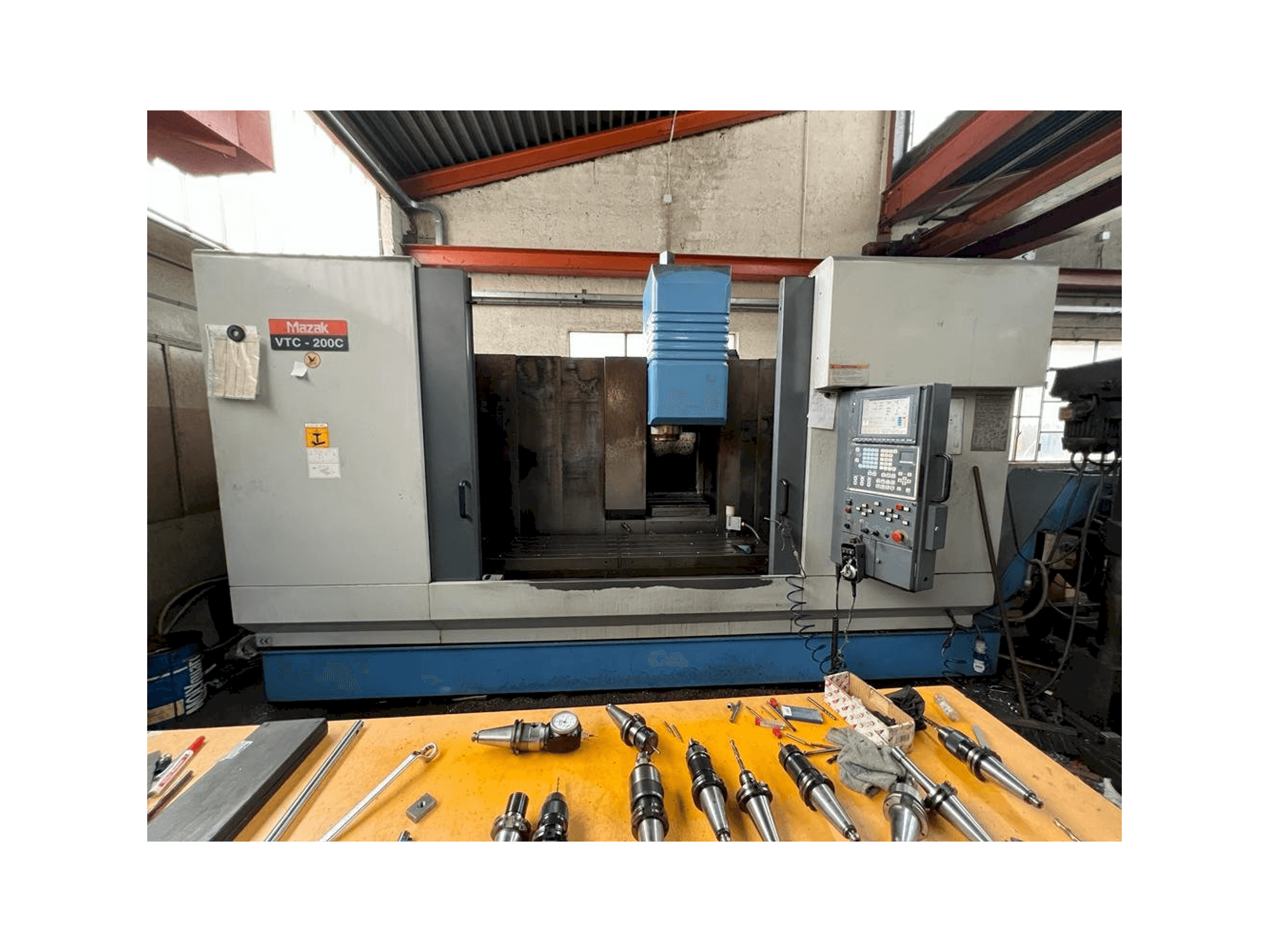 Mazak VTC 200C Mašinos vaizdas iš priekio