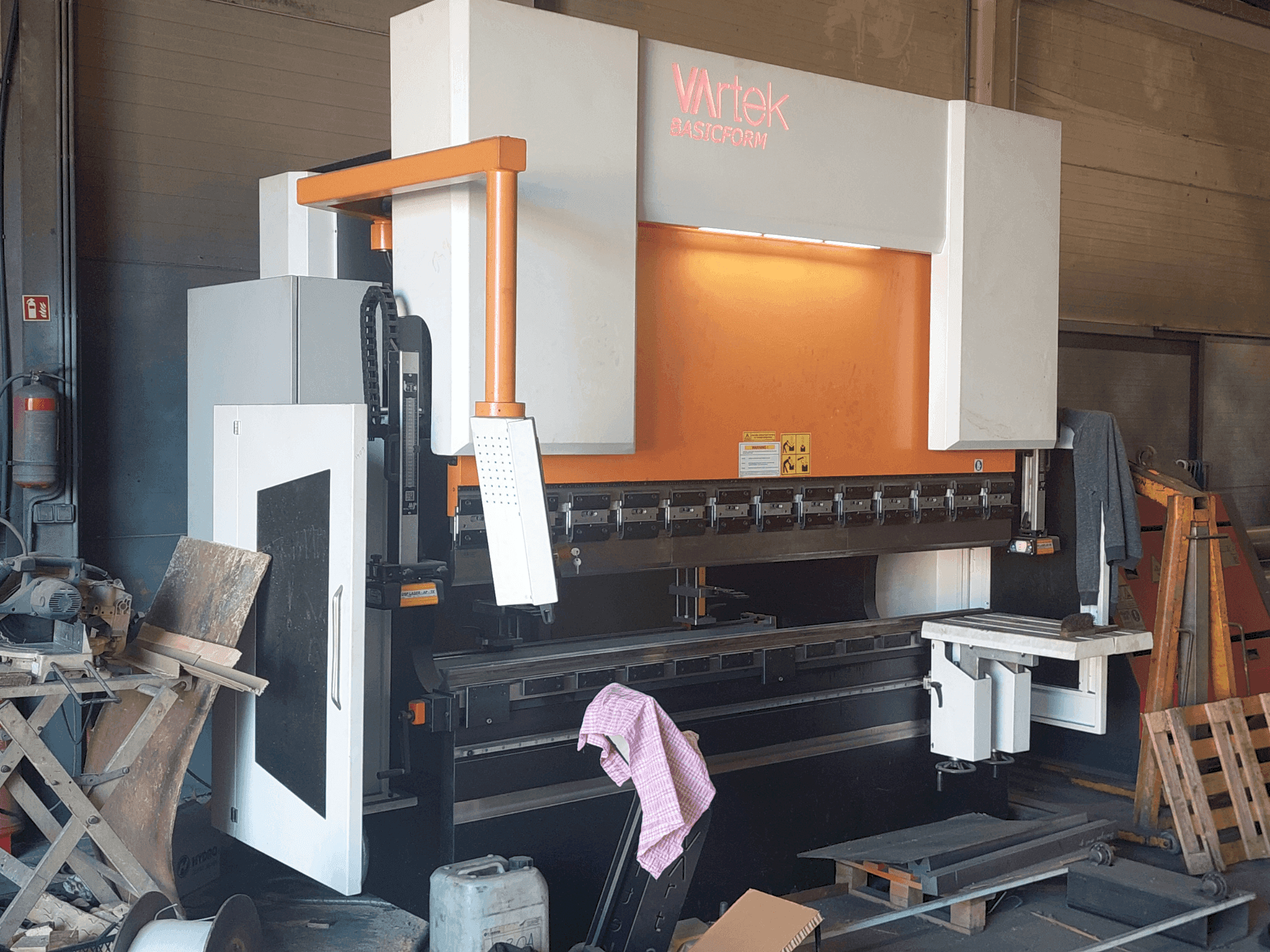 VARTEK BasicForm 2600 / 135 CNC Mašinos vaizdas iš priekio
