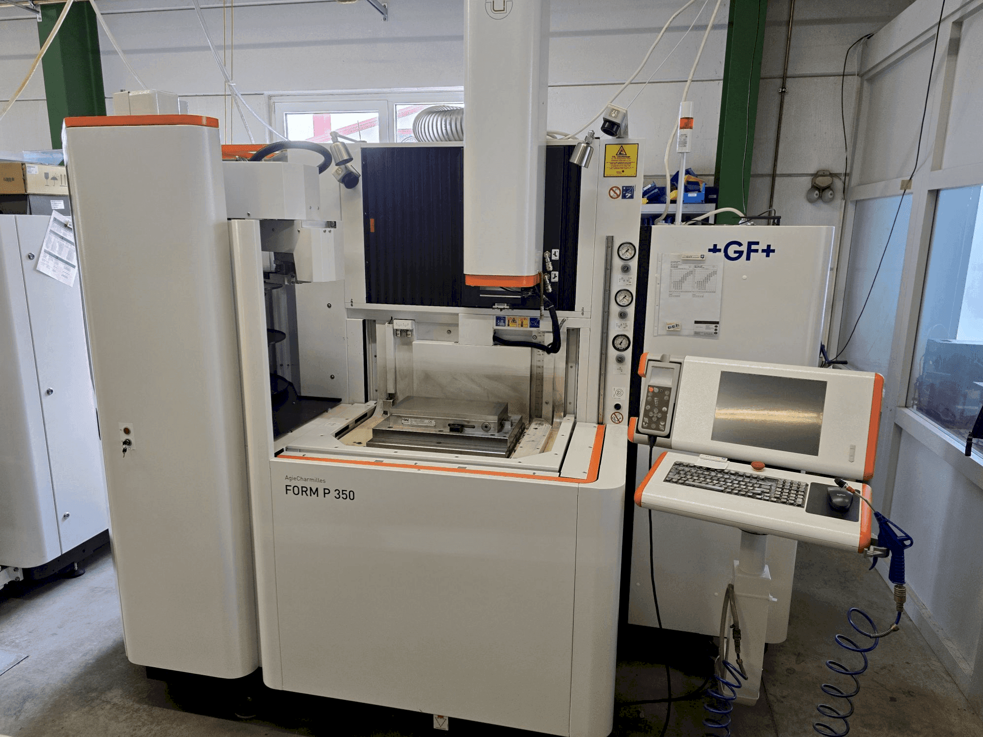 AgieCharmilles FORM P 350 Mašinos vaizdas iš priekio