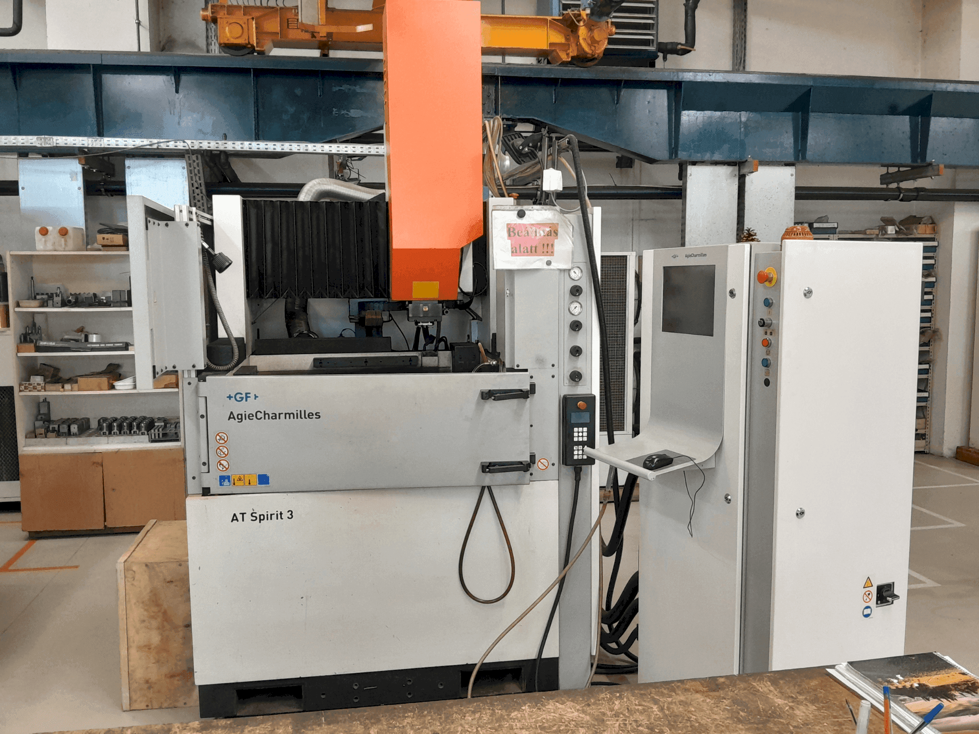 AgieCharmilles Spirit 3 Mašinos vaizdas iš priekio