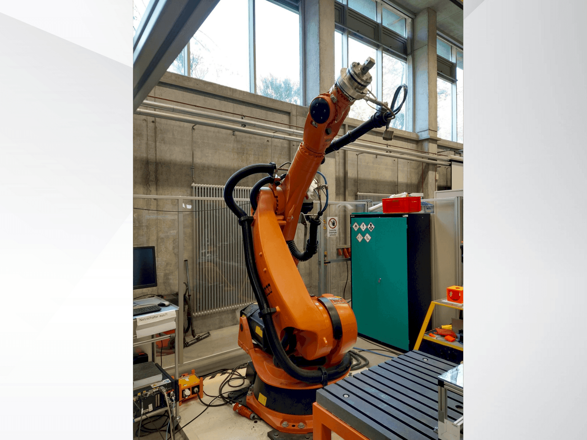KUKA KR 240-2 2000 Mašinos vaizdas iš priekio