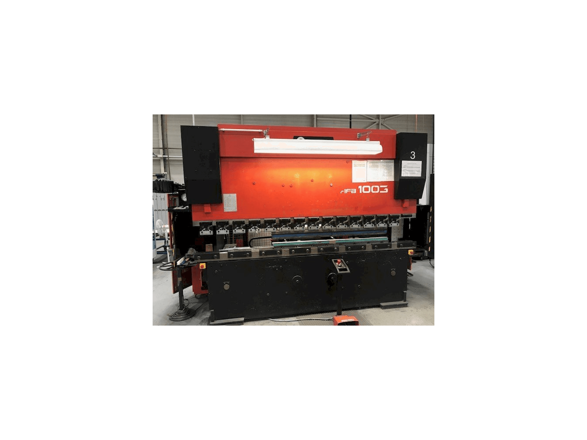 AMADA HFBO 100-3 Mašinos vaizdas iš priekio