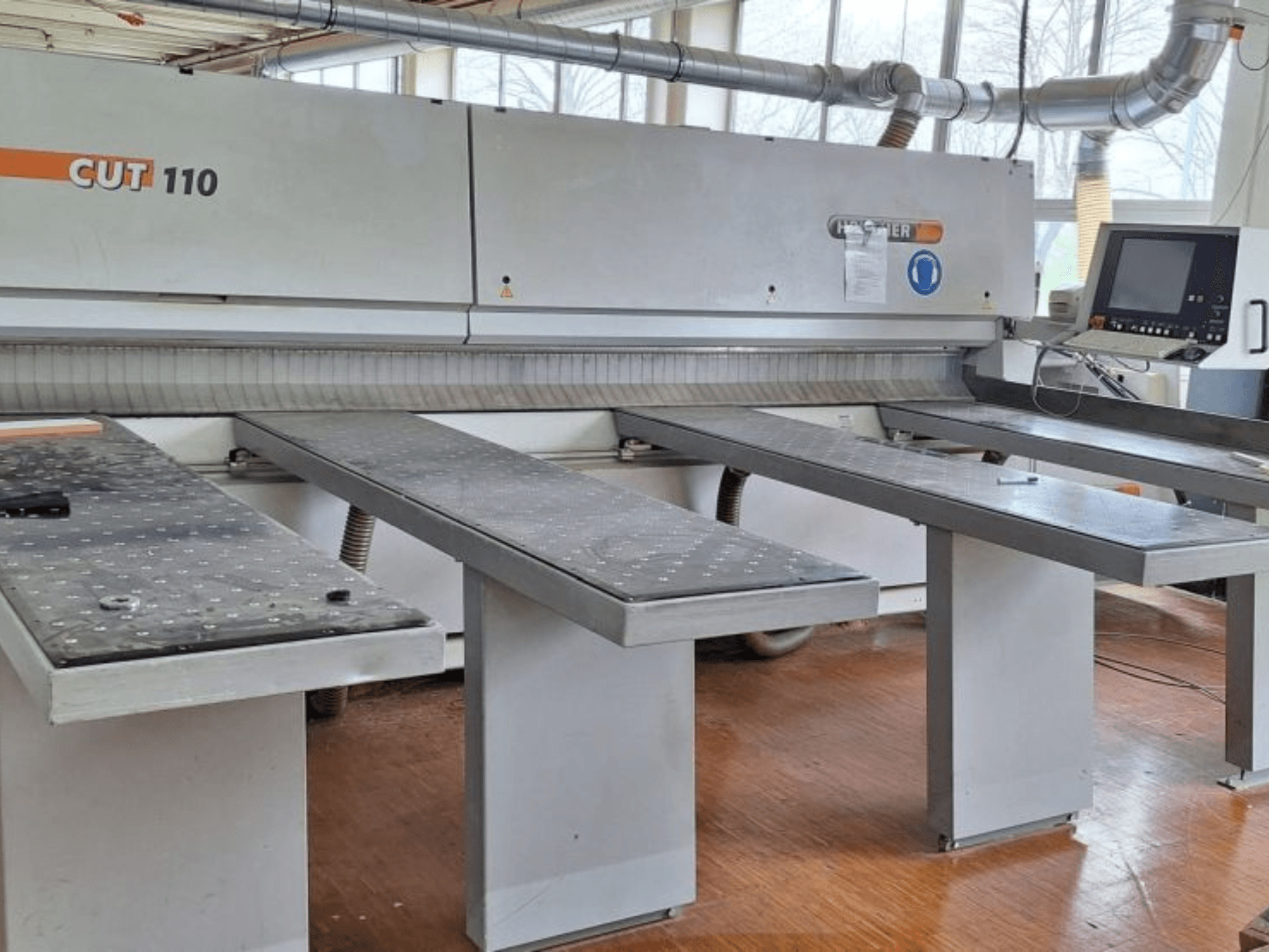 Skydinis pjūklas HOLZHER 6310 CUT 110 iš priekio, su dviem horizontaliais stalais ir skaitmeniniu valdymo pultu.