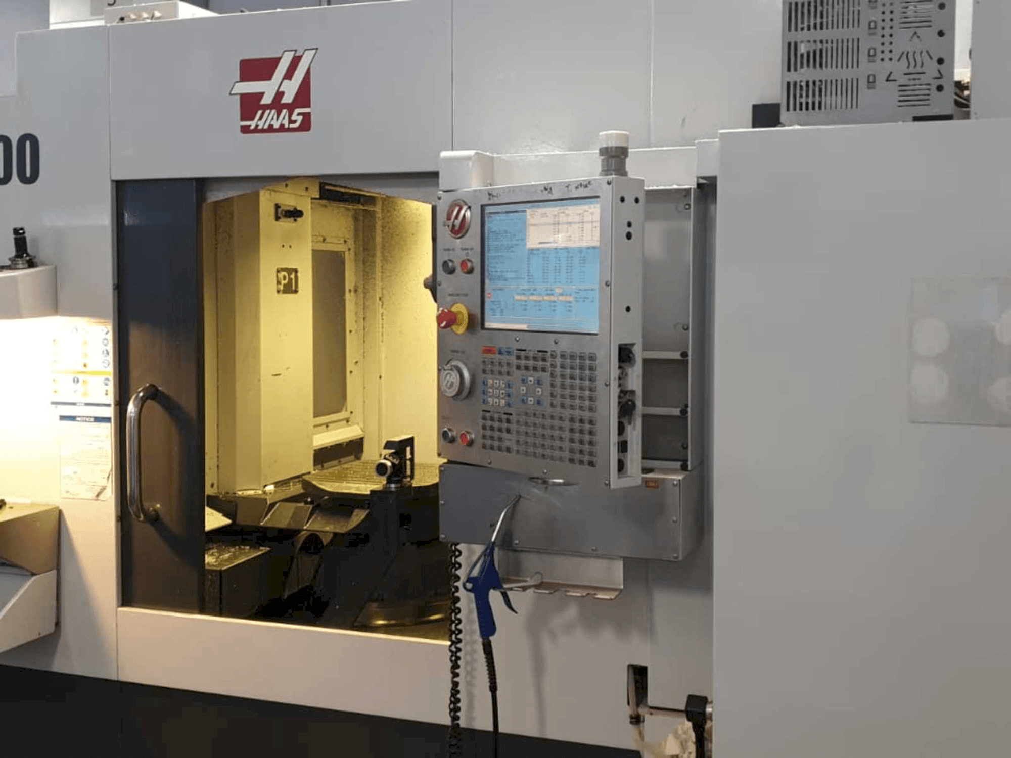 HAAS EC400 Mašinos vaizdas iš priekio