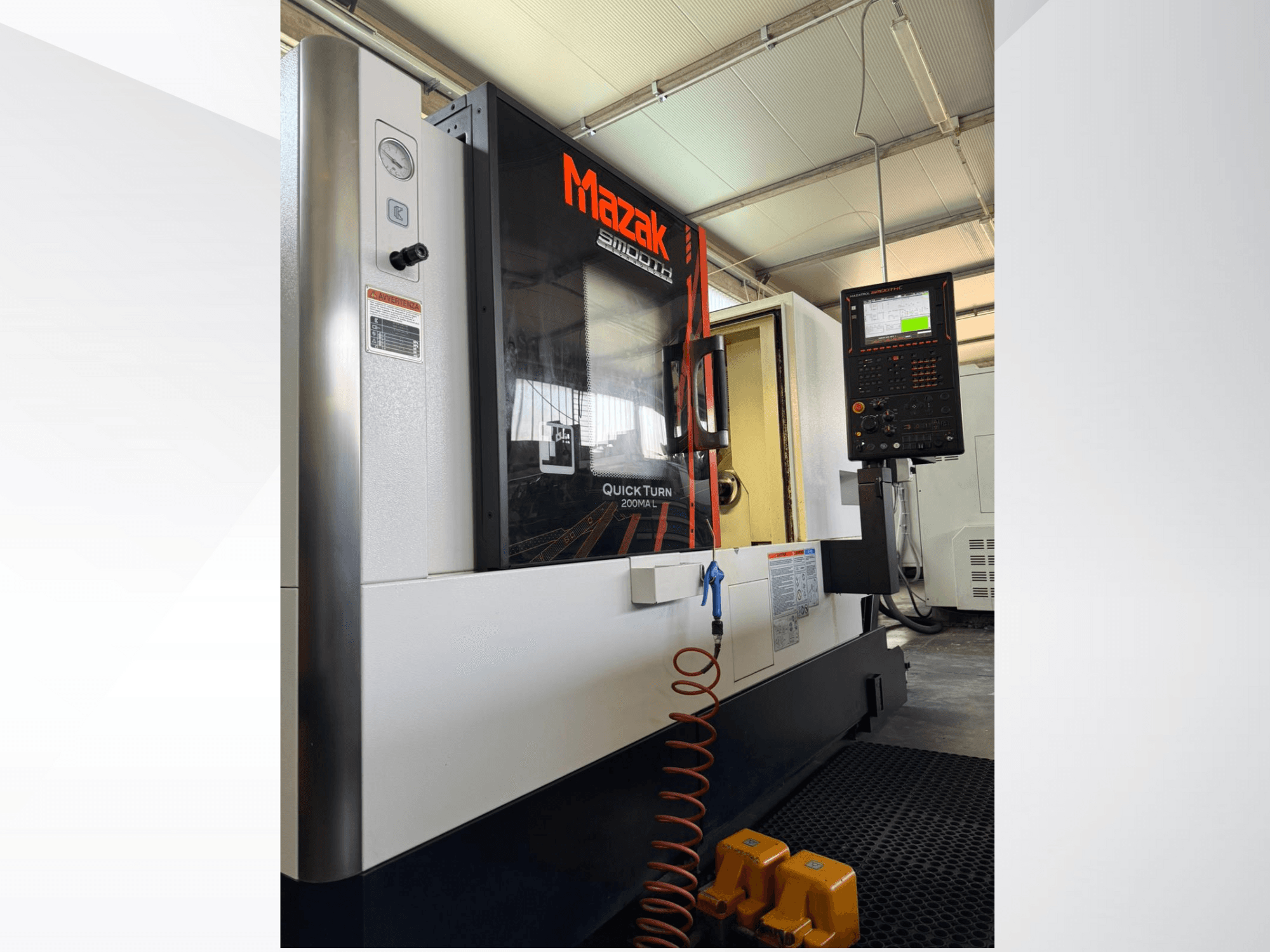 Pilkos ir juodos spalvos "Mazak Quick Turn CNC" tekinimo staklės, šoninis vaizdas, kuriame matomas valdymo skydelis ir manometras. Idealiai tinka tiksliam apdirbimui.