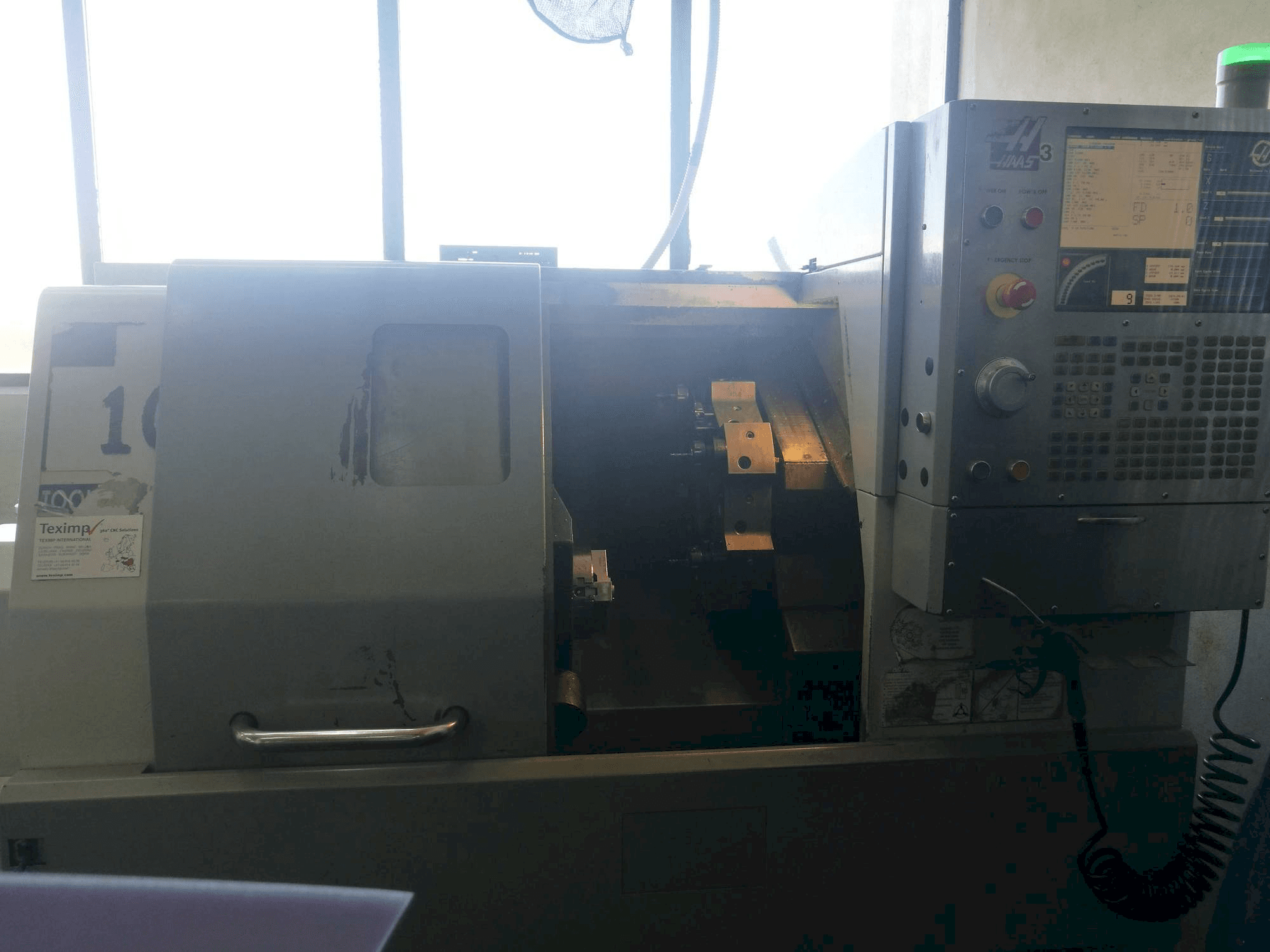 HAAS SL-10HE Mašinos vaizdas iš priekio