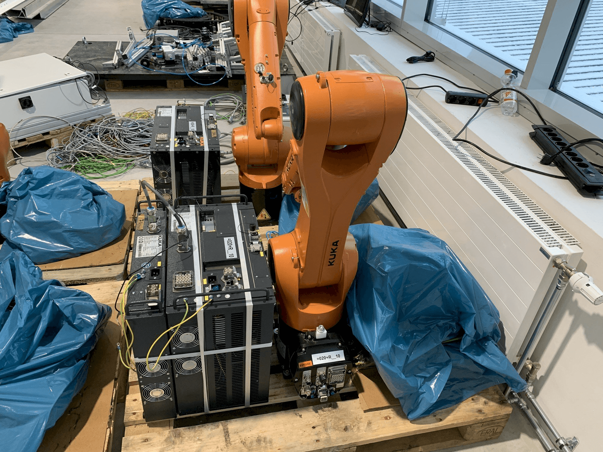 KUKA KR10 R1100 Mašinos vaizdas iš priekio
