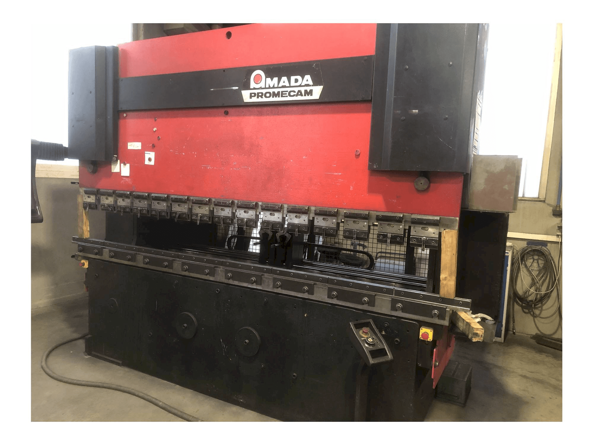 AMADA HFB 125 Mašinos vaizdas iš priekio