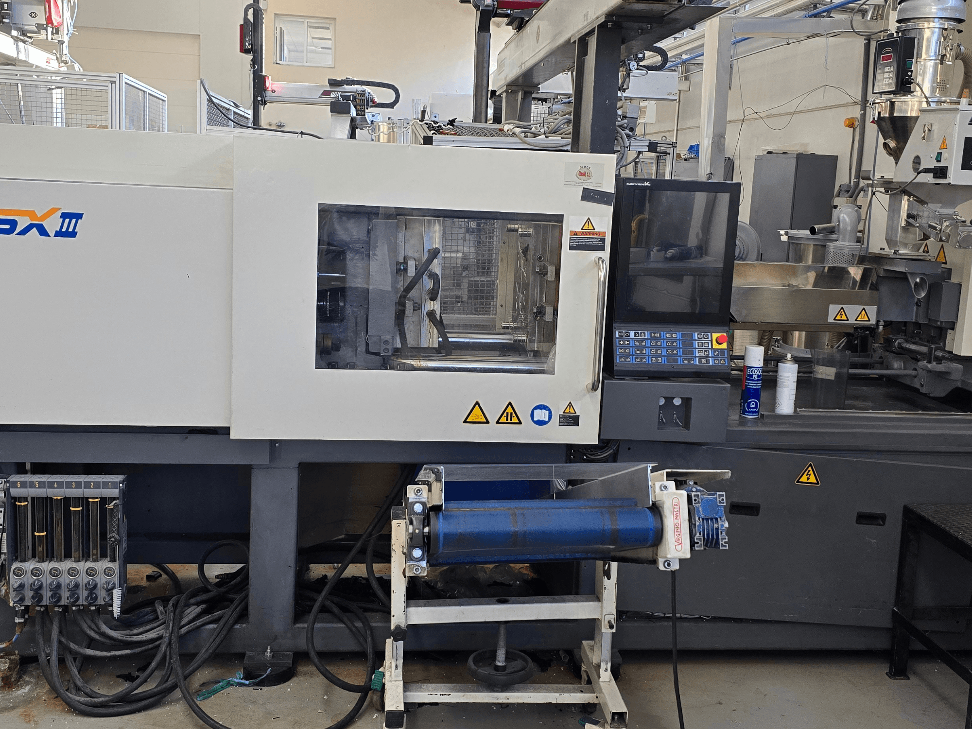 SHIBAURA EC130SXIII-4A elektrinė įpurškimo liejimo mašina, priekinis vaizdas, valdymo skydelis ir hidrauliniai komponentai.