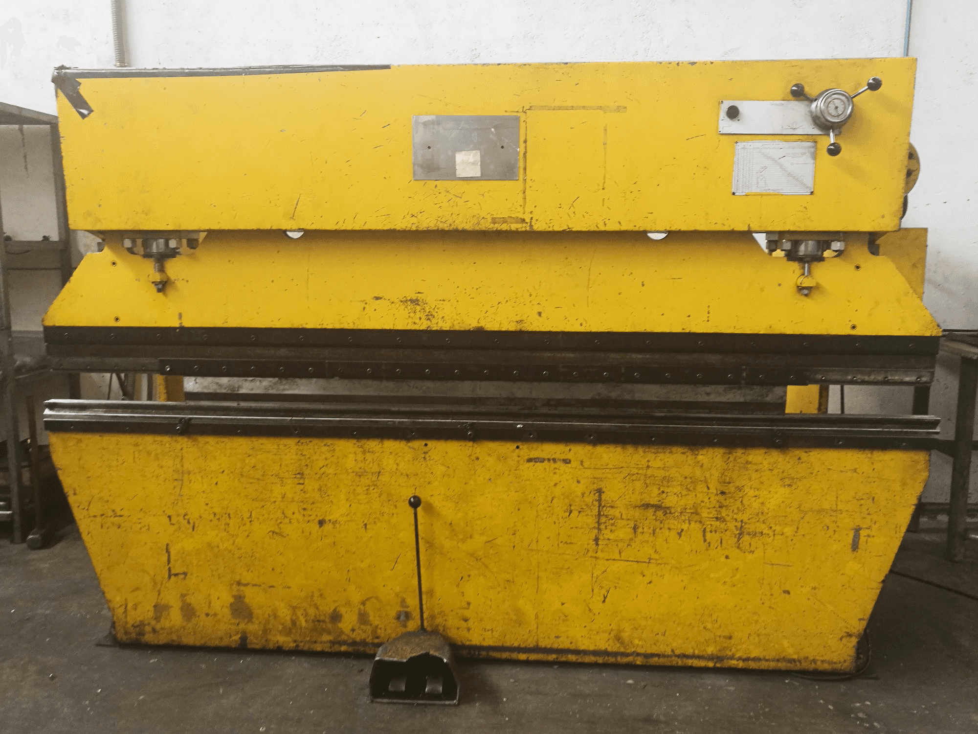 Ajial 75 Tn Mašinos vaizdas iš priekio